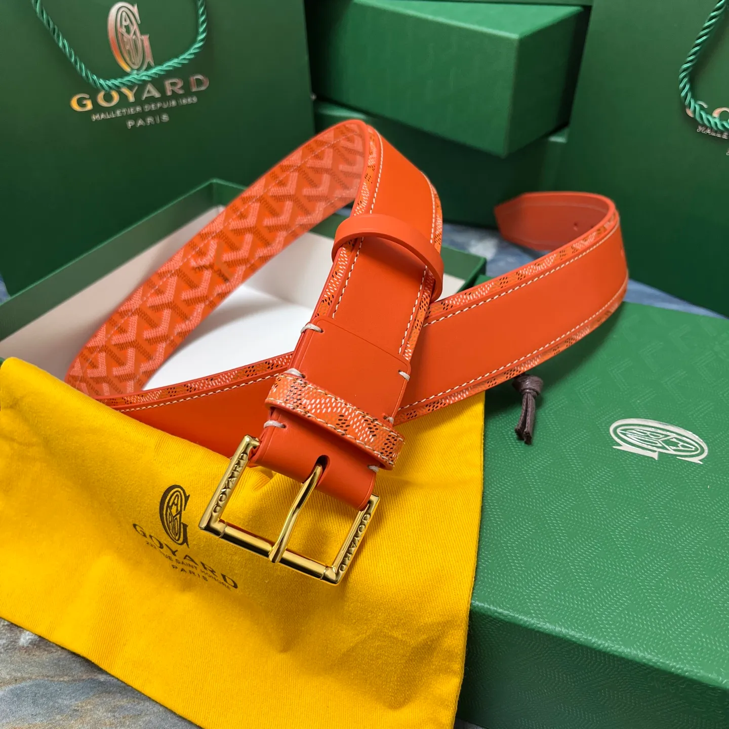💰520💰Full package💰 💍Purchase level Goya belt is low-key luxury 🎈Width 4.0 Made of imported first-layer cowhide and dogtooth coated canvas The leather is soft and durable Handmade Pay attention to details Fine stitching Smooth edges Classic design Versatility Suitable for various occasions