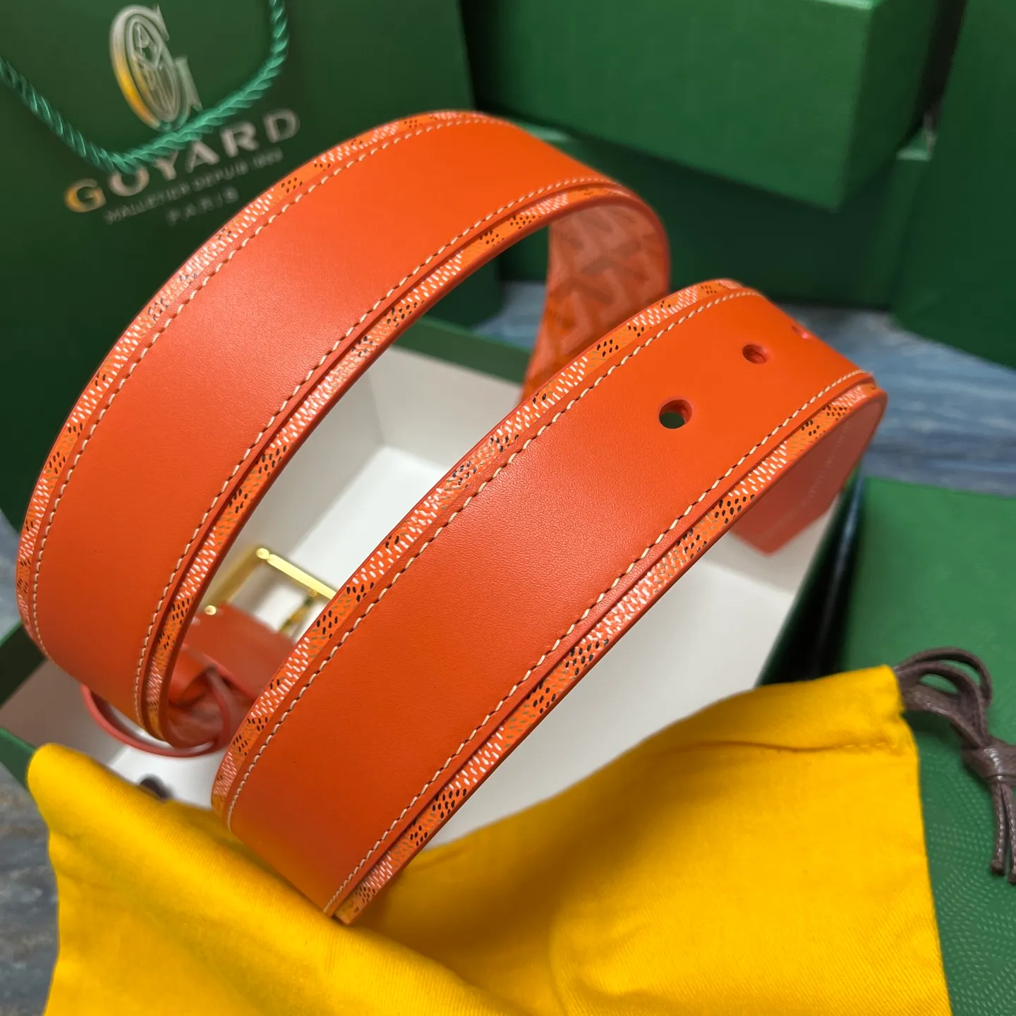 💰520💰Full package💰 💍Purchase level Goya belt is low-key luxury 🎈Width 4.0 Made of imported first-layer cowhide and dogtooth coated canvas The leather is soft and durable Handmade Pay attention to details Fine stitching Smooth edges Classic design Versatility Suitable for various occasions