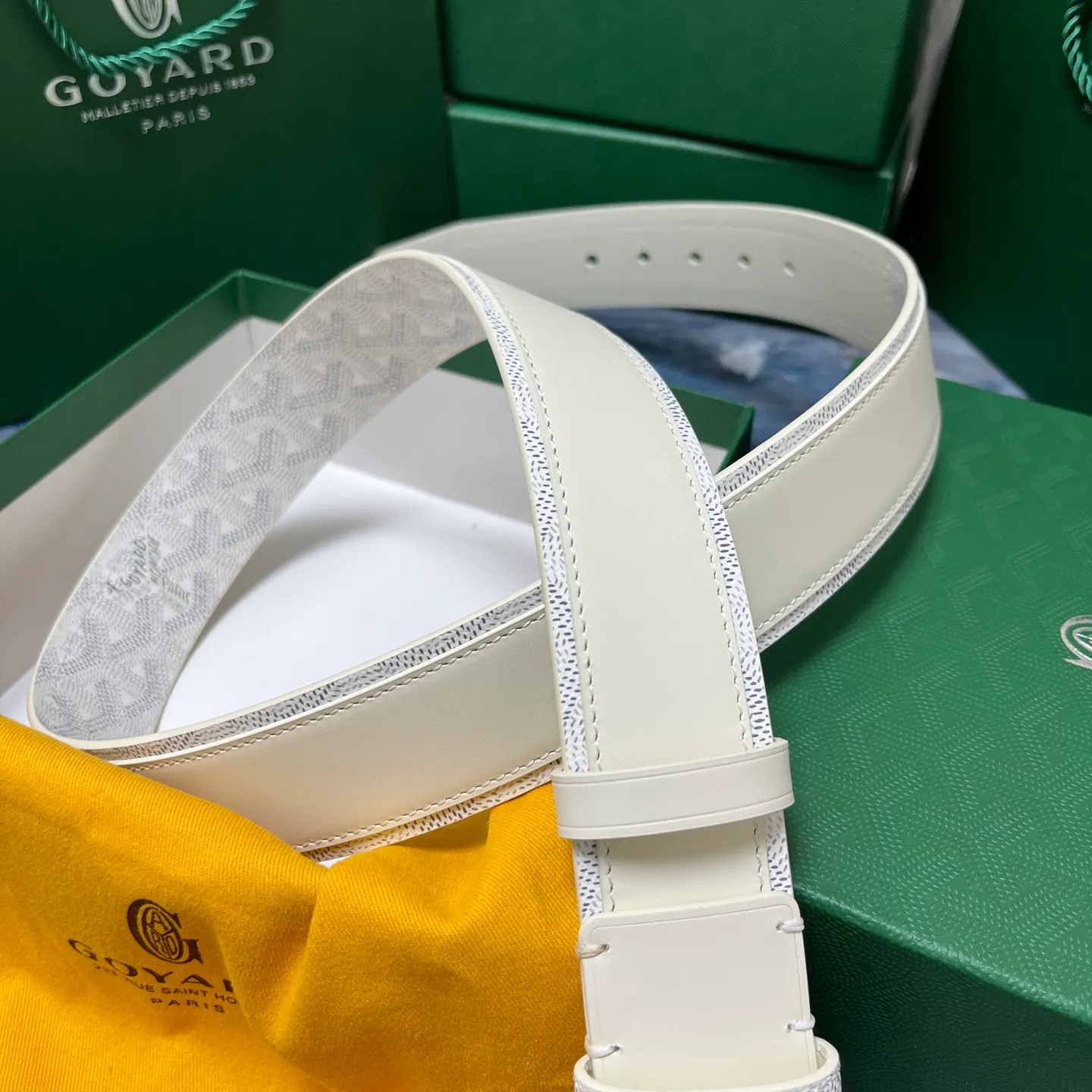 💰520💰Full package💰 💍Purchase level Goya belt is low-key luxury 🎈Width 4.0 Made of imported first-layer cowhide and dogtooth coated canvas The leather is soft and durable Handmade Pay attention to details Fine stitching Smooth edges Classic design Versatility Suitable for various occasions