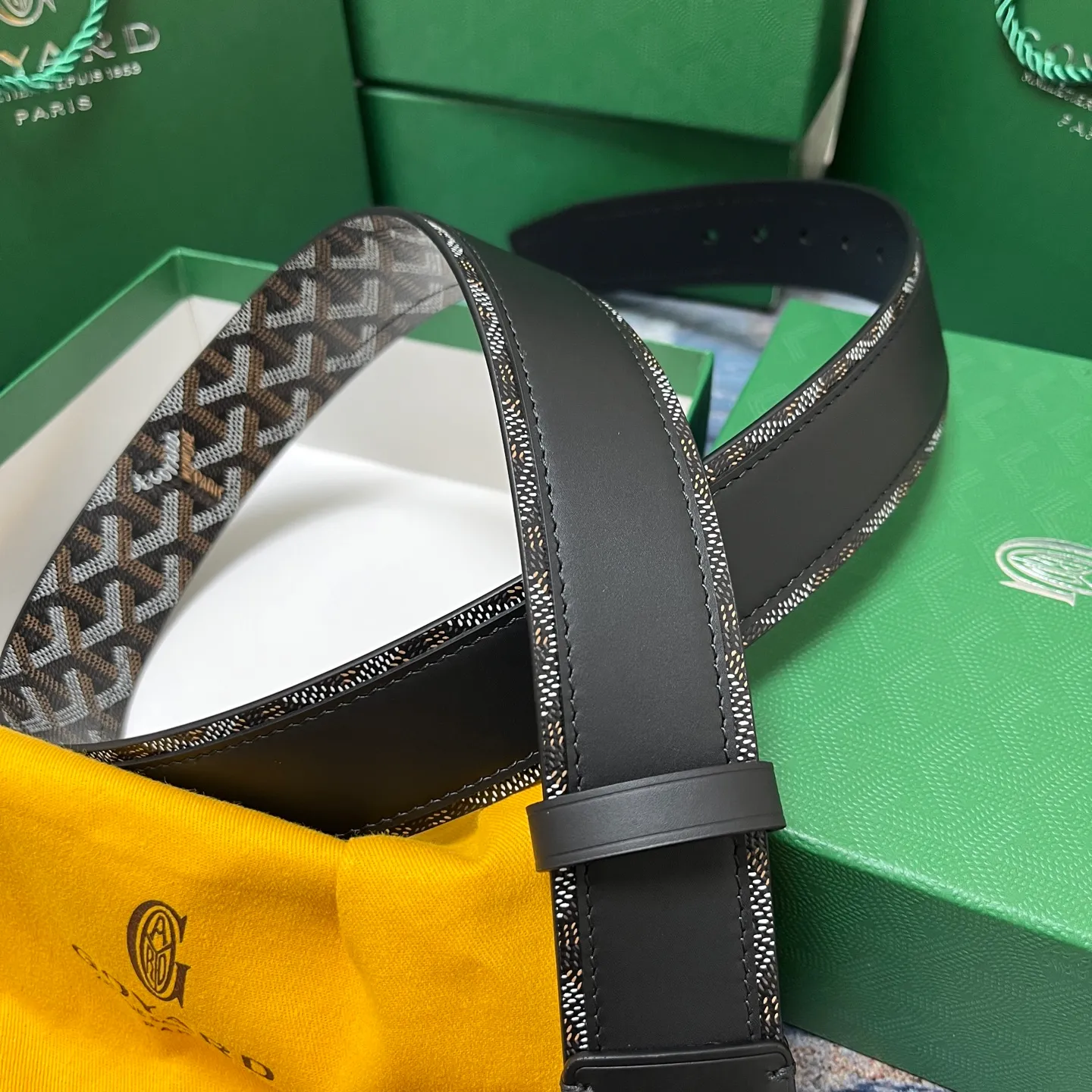 💰520💰Full package💰 💍Purchase level Goya belt is low-key luxury 🎈Width 4.0 Made of imported first-layer cowhide and dogtooth coated canvas The leather is soft and durable Handmade Pay attention to details Fine stitching Smooth edges Classic design Versatility Suitable for various occasions