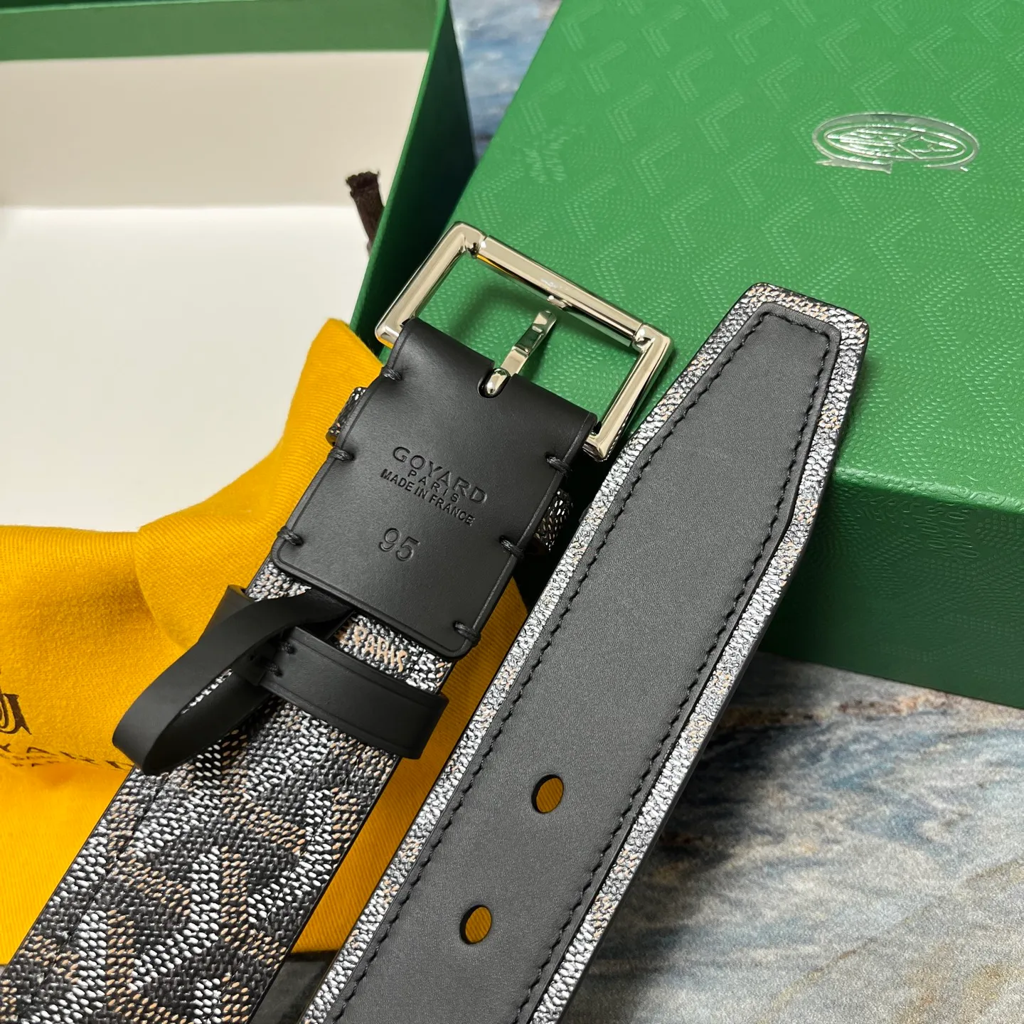 💰520💰Full package💰 💍Purchase level Goya belt is low-key luxury 🎈Width 4.0 Made of imported first-layer cowhide and dogtooth coated canvas The leather is soft and durable Handmade Pay attention to details Fine stitching Smooth edges Classic design Versatility Suitable for various occasions