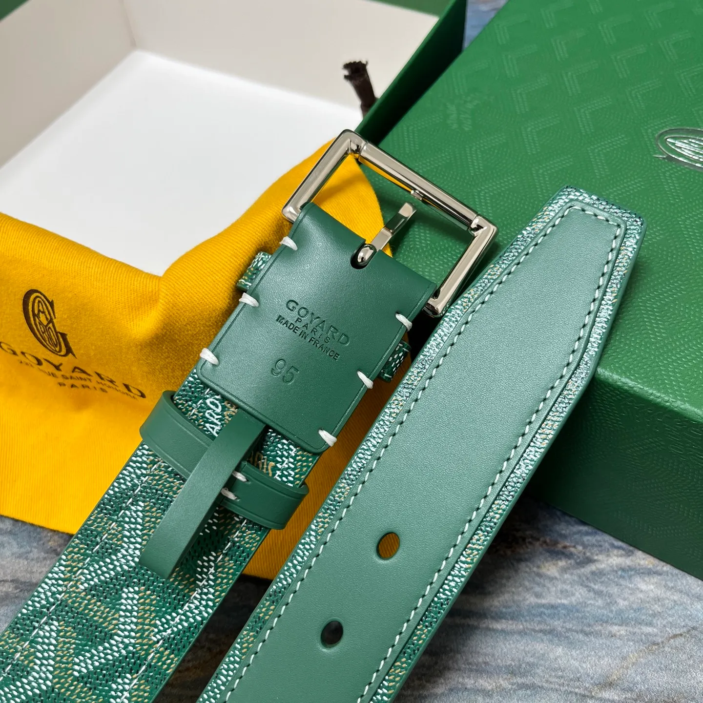 💰520💰Full package💰 💍Purchase level Goya belt is low-key luxury 🎈Width 4.0 Made of imported first-layer cowhide and dogtooth coated canvas The leather is soft and durable Handmade Pay attention to details Fine stitching Smooth edges Classic design Versatility Suitable for various occasions