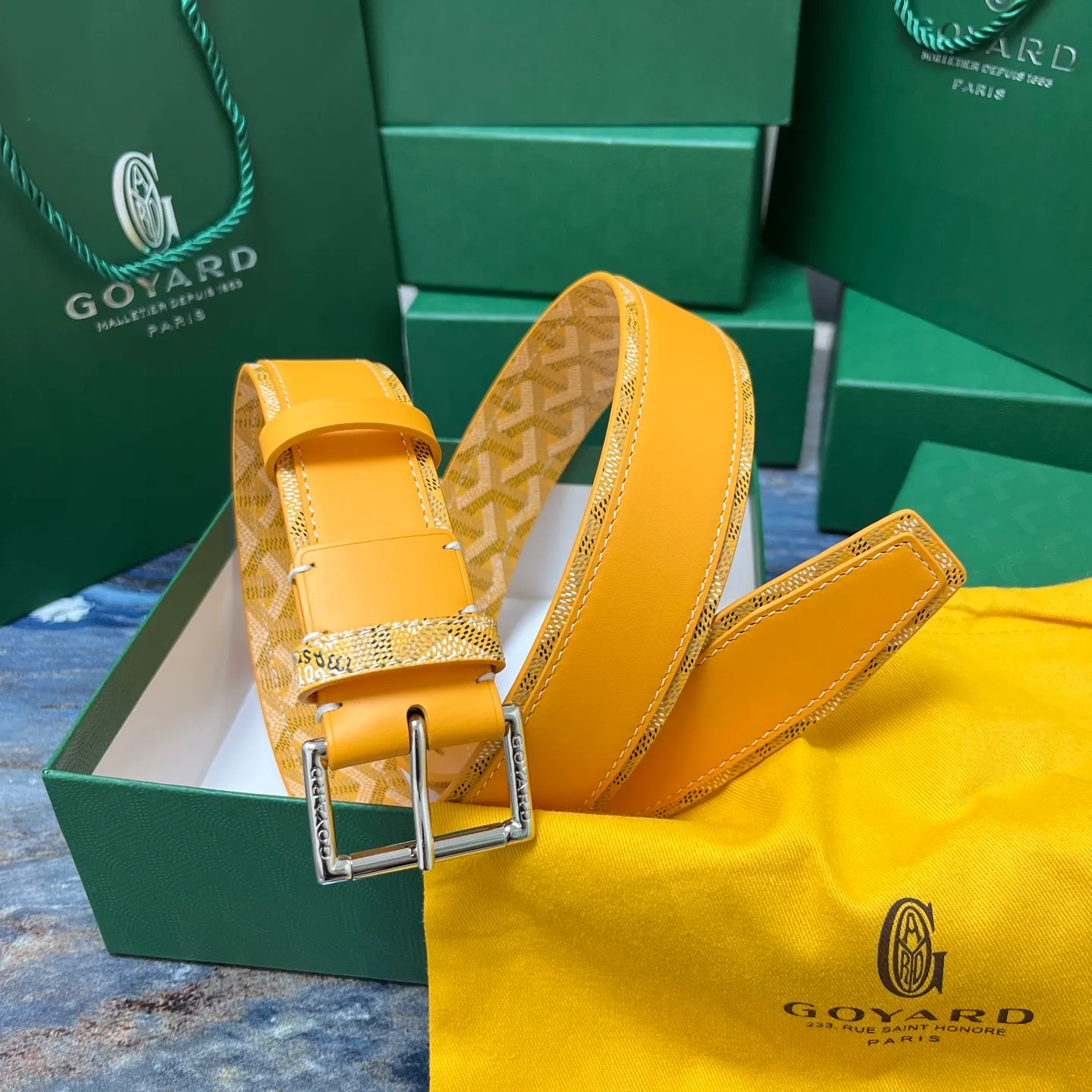 💰520💰Full package💰 💍Purchase level Goya belt is low-key luxury 🎈Width 4.0 Made of imported first-layer cowhide and dogtooth coated canvas The leather is soft and durable Handmade Pay attention to details Fine stitching Smooth edges Classic design Versatility Suitable for various occasions