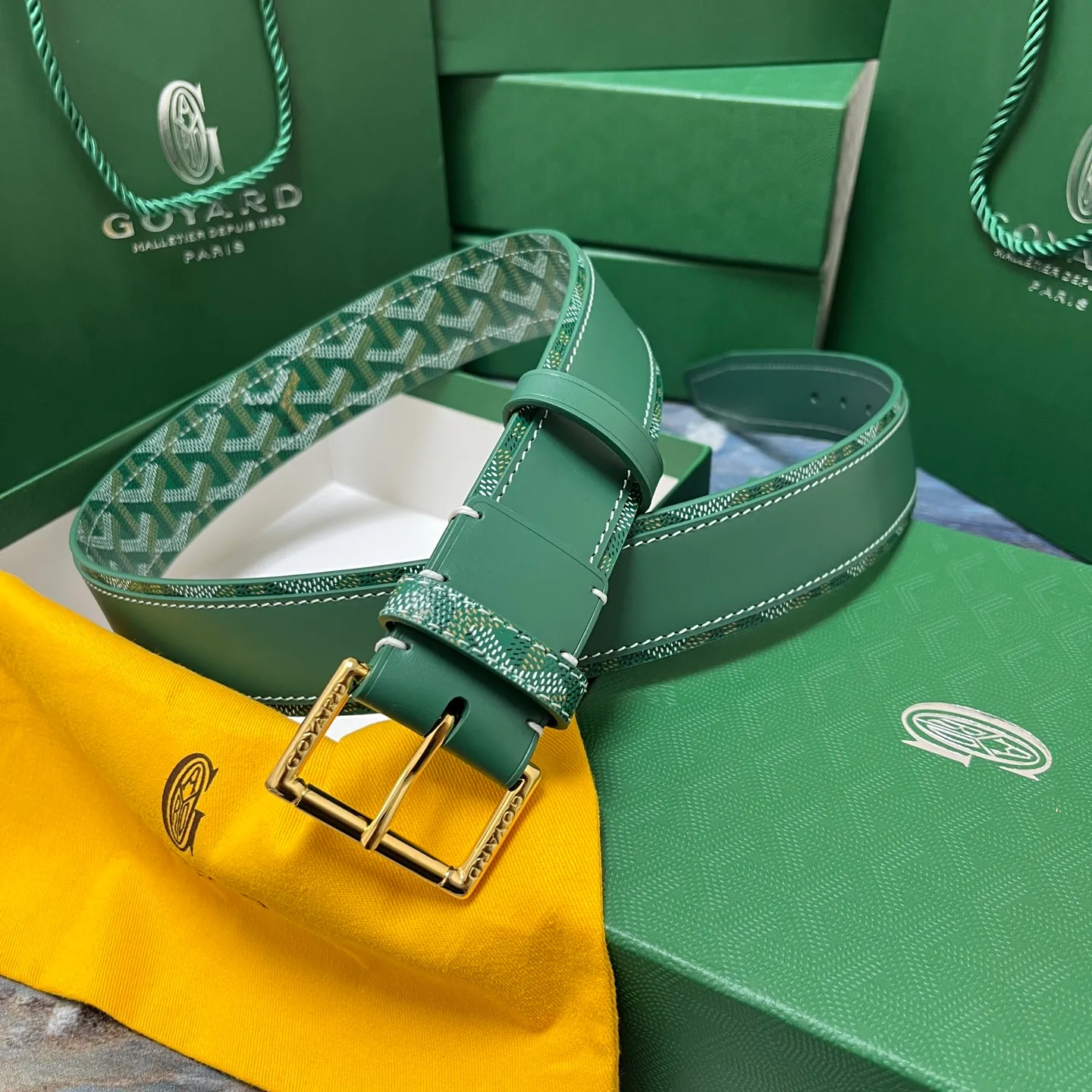 💰520💰Full package💰 💍Purchase level Goya belt is low-key luxury 🎈Width 4.0 Made of imported first-layer cowhide and dogtooth coated canvas The leather is soft and durable Handmade Pay attention to details Fine stitching Smooth edges Classic design Versatility Suitable for various occasions