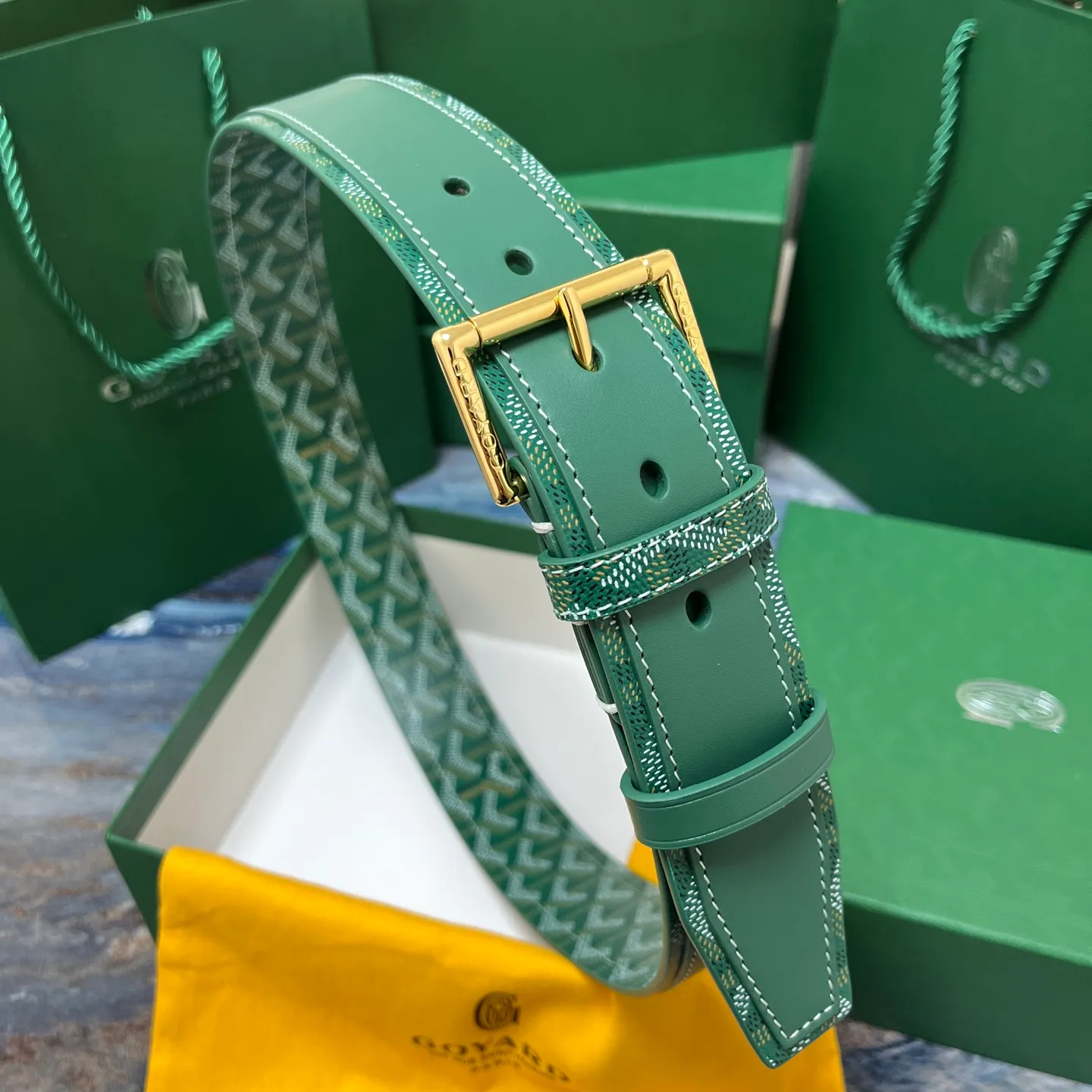 💰520💰Full package💰 💍Purchase level Goya belt is low-key luxury 🎈Width 4.0 Made of imported first-layer cowhide and dogtooth coated canvas The leather is soft and durable Handmade Pay attention to details Fine stitching Smooth edges Classic design Versatility Suitable for various occasions