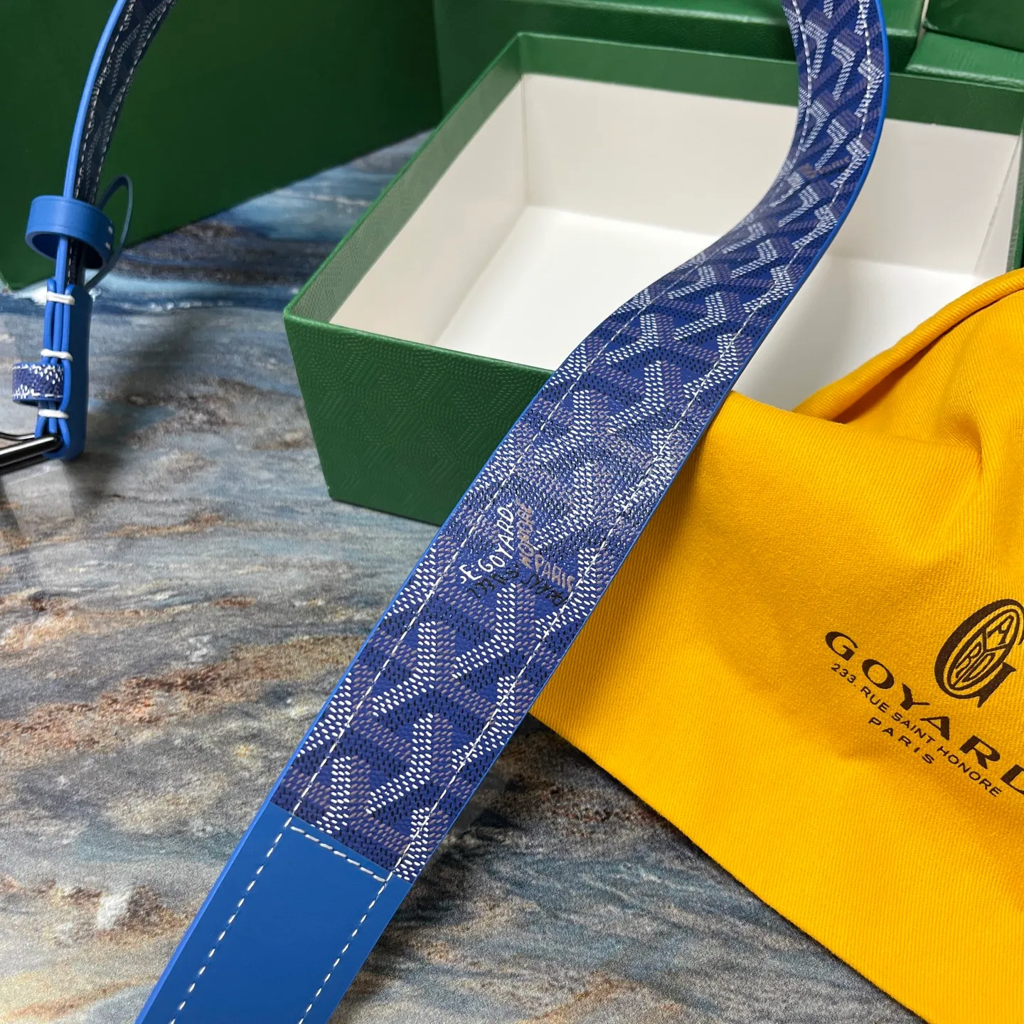 💰520💰Full package💰 💍Purchase level Goya belt is low-key luxury 🎈Width 4.0 Made of imported first-layer cowhide and dogtooth coated canvas The leather is soft and durable Handmade Pay attention to details Fine stitching Smooth edges Classic design Versatility Suitable for various occasions