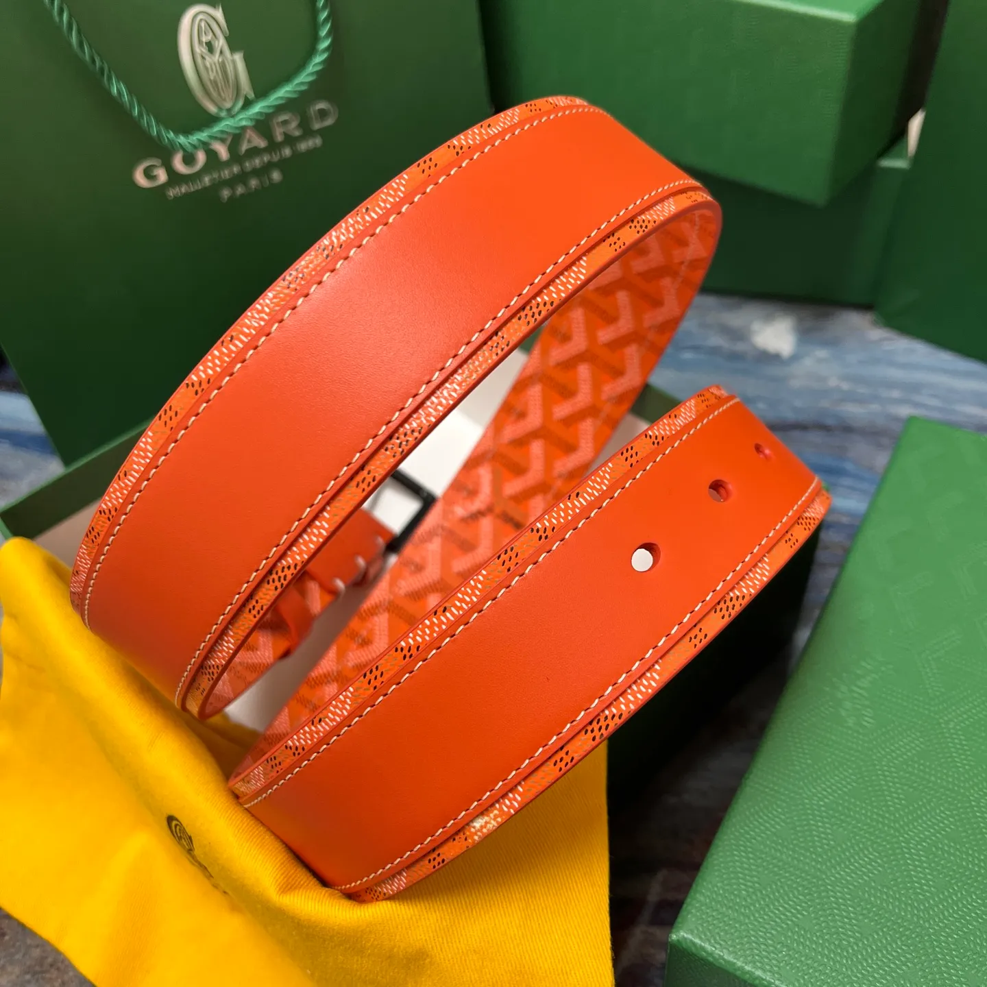 💰520💰Full package💰 💍Purchase level Goya belt is low-key luxury 🎈Width 4.0 Made of imported first-layer cowhide and dogtooth coated canvas The leather is soft and durable Handmade Pay attention to details Fine stitching Smooth edges Classic design Versatility Suitable for various occasions
