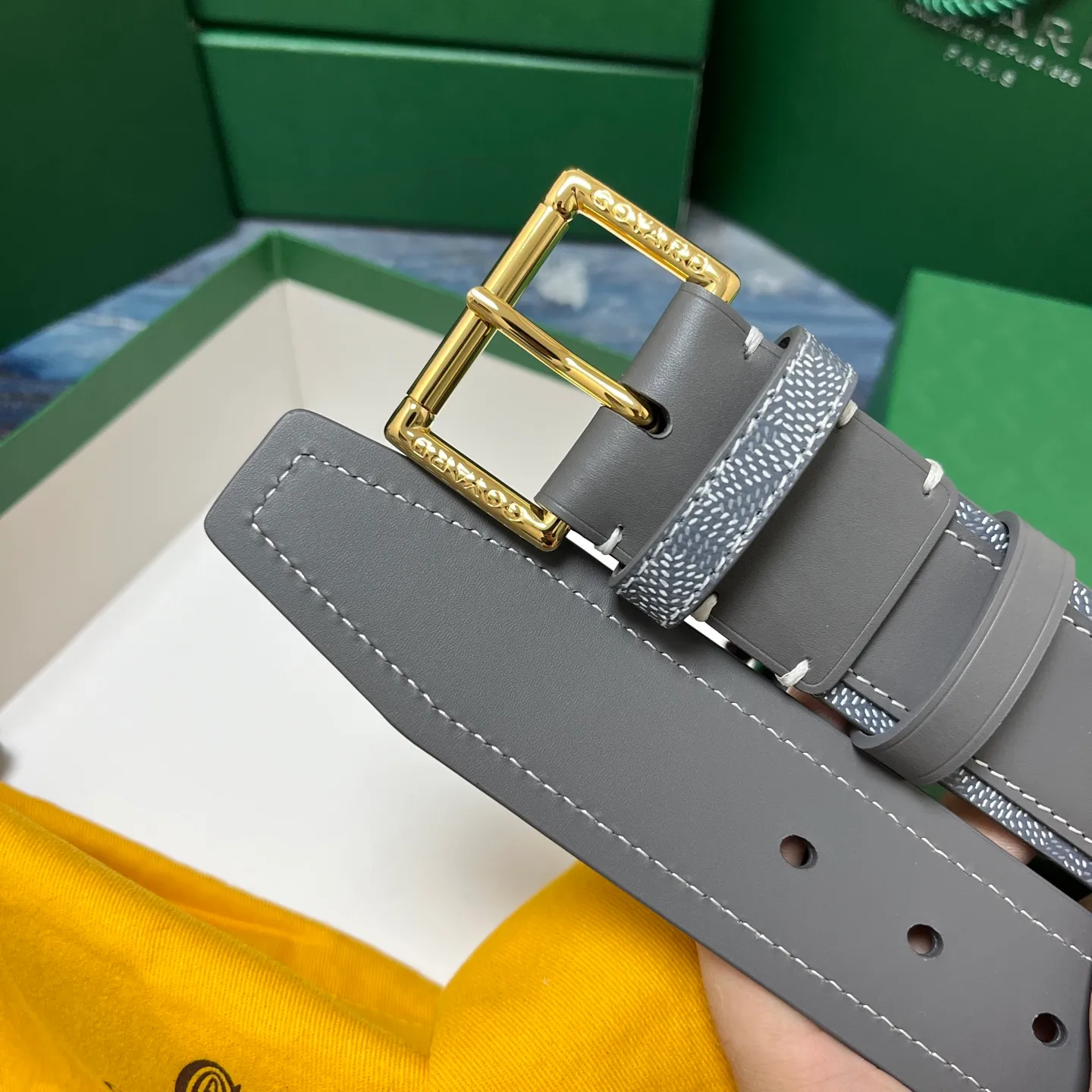 💰520💰Full package💰 💍Purchase level Goya belt is low-key luxury 🎈Width 4.0 Made of imported first-layer cowhide and dogtooth coated canvas The leather is soft and durable Handmade Pay attention to details Fine stitching Smooth edges Classic design Versatility Suitable for various occasions