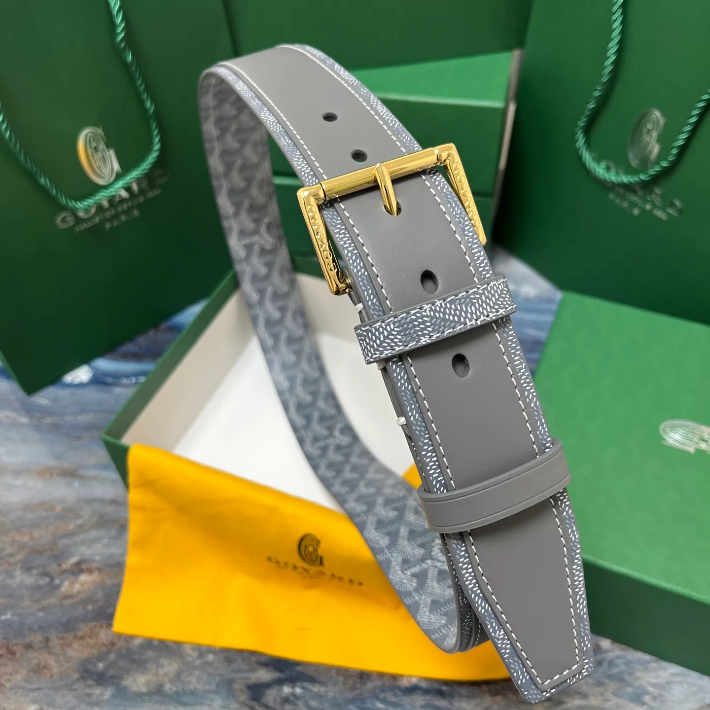 💰520💰Full package💰 💍Purchase level Goya belt is low-key luxury 🎈Width 4.0 Made of imported first-layer cowhide and dogtooth coated canvas The leather is soft and durable Handmade Pay attention to details Fine stitching Smooth edges Classic design Versatility Suitable for various occasions