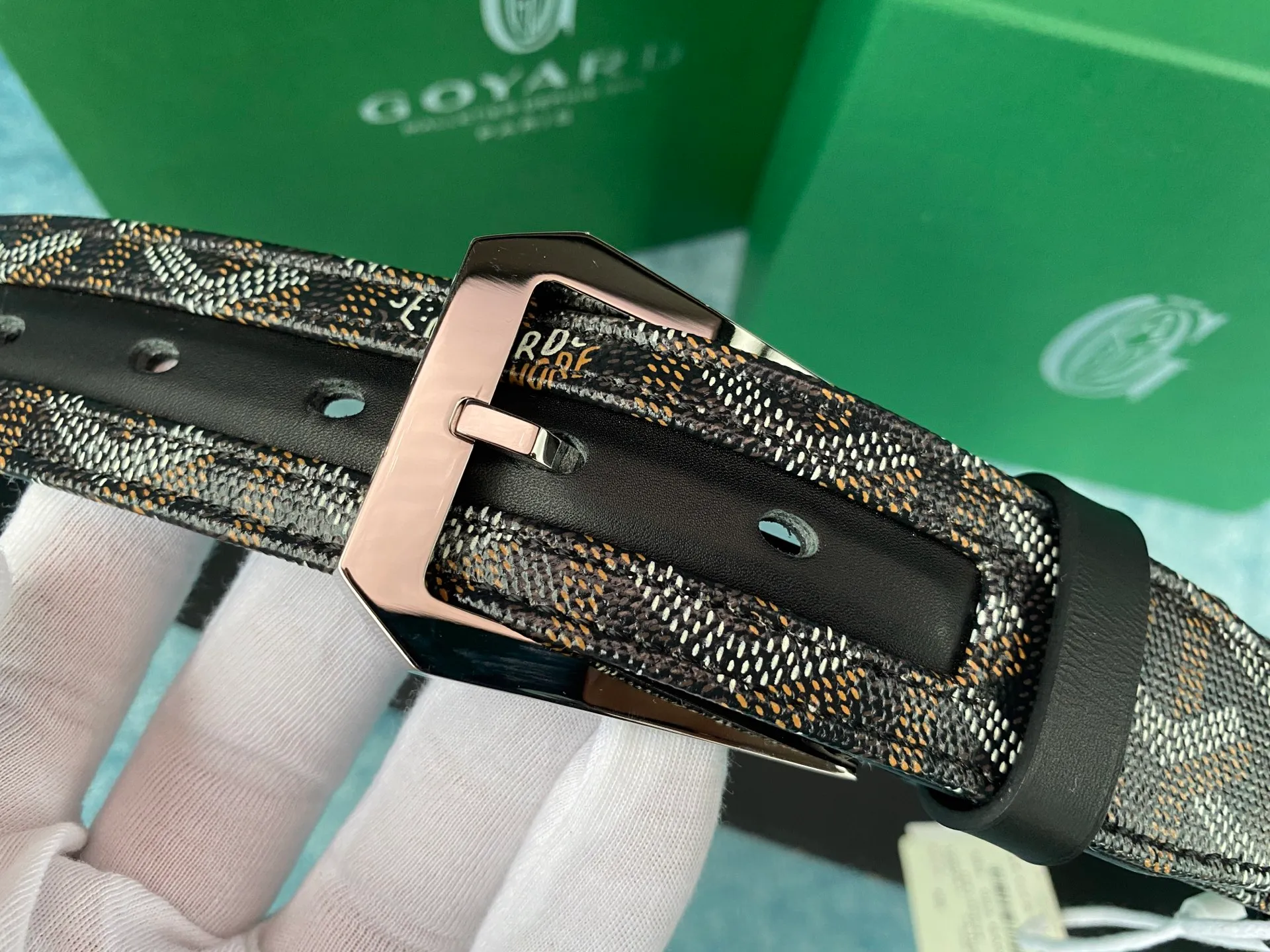 💰560💰Full package💰 💍Purchase level Goyard was founded in 1853 and has a history of more than 150 years. Its founder is Francois Goyard. In the 19th century, trains and ships were developed in Europe, and large-scale travel appeared in society. Goyard designs suitcases for different purposes according to the needs of customers. Therefore, Goyard's customers include the British royal family, the President of the United States, and Russian aristocrats. "This belt is lined with ostrich-colored small leather. It is hand-sewn. The process is complex and the details are comparable to the original. It is 40mm wide."