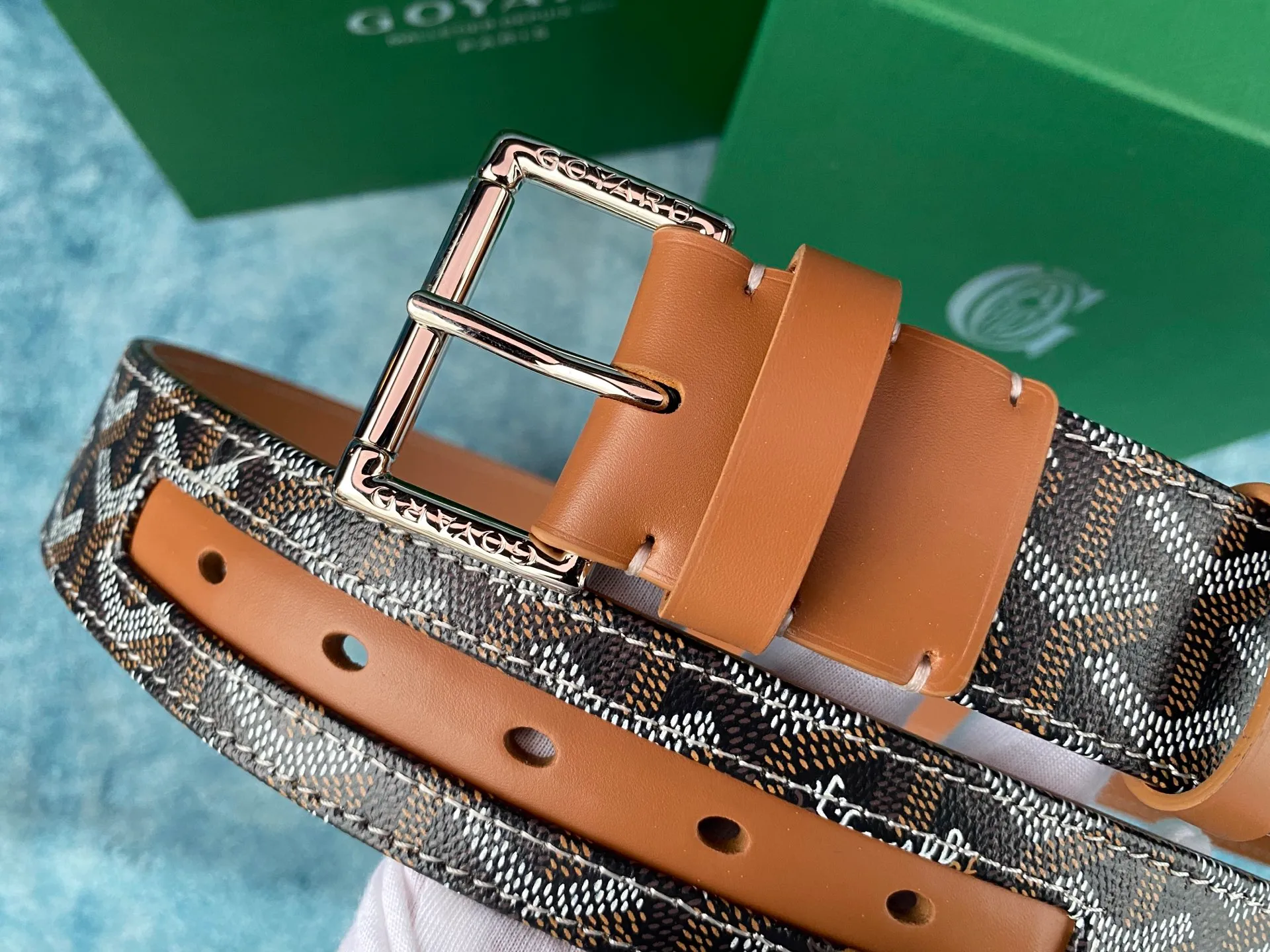 💰560💰Full package💰 💍Purchase level Goyard was founded in 1853 and has a history of more than 150 years. Its founder is Francois Goyard. In the 19th century, trains and ships were developed in Europe, and large-scale travel appeared in society. Goyard designs suitcases for different purposes according to the needs of customers. Therefore, Goyard's customers include the British royal family, the President of the United States, and Russian aristocrats. "This belt is lined with ostrich-colored small leather. It is hand-sewn. The process is complex and the details are comparable to the original. It is 40mm wide."