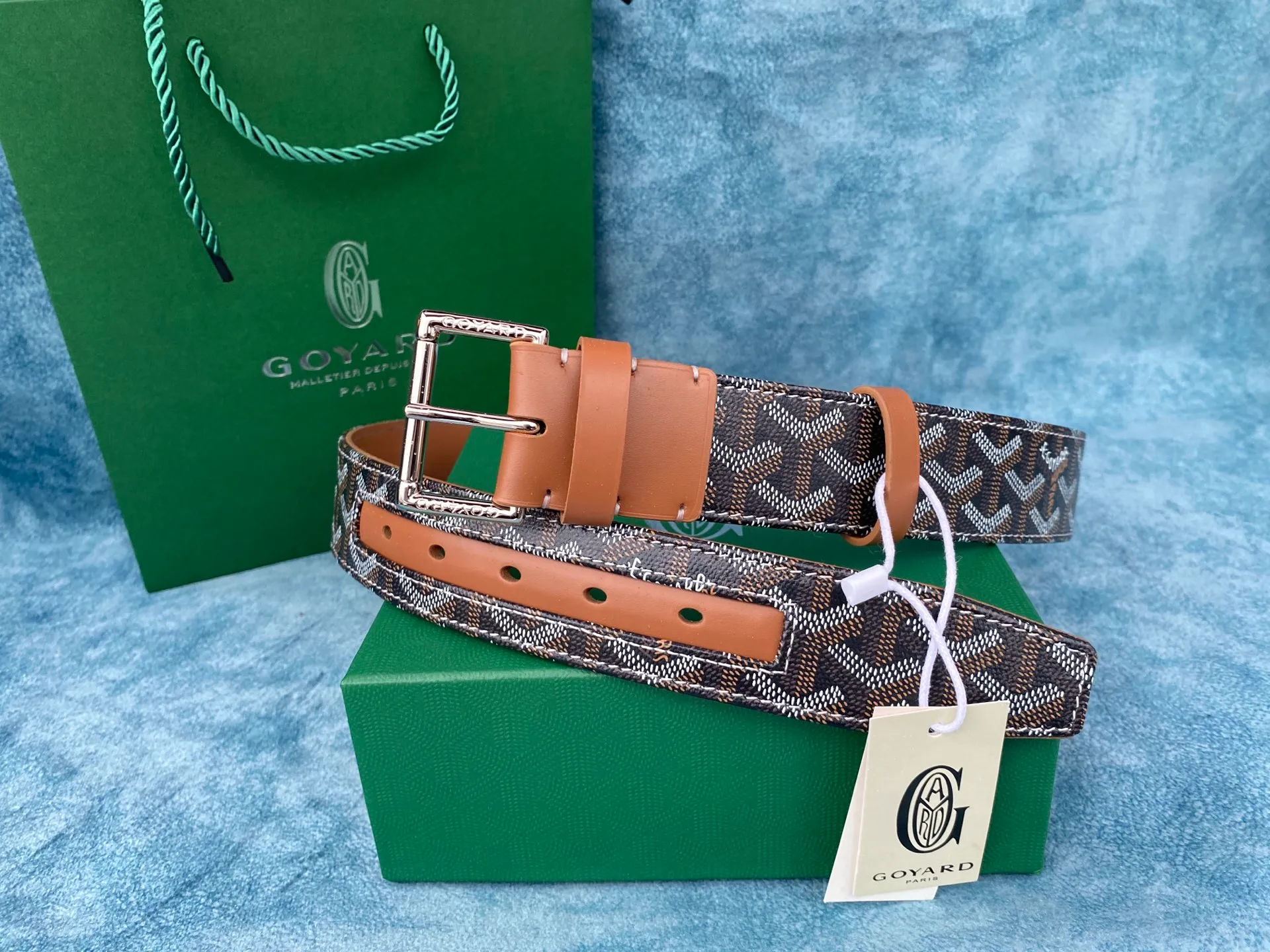 💰560💰Full package💰 💍Purchase level Goyard was founded in 1853 and has a history of more than 150 years. Its founder is Francois Goyard. In the 19th century, trains and ships were developed in Europe, and large-scale travel appeared in society. Goyard designs suitcases for different purposes according to the needs of customers. Therefore, Goyard's customers include the British royal family, the President of the United States, and Russian aristocrats. "This belt is lined with ostrich-colored small leather. It is hand-sewn. The process is complex and the details are comparable to the original. It is 40mm wide."
