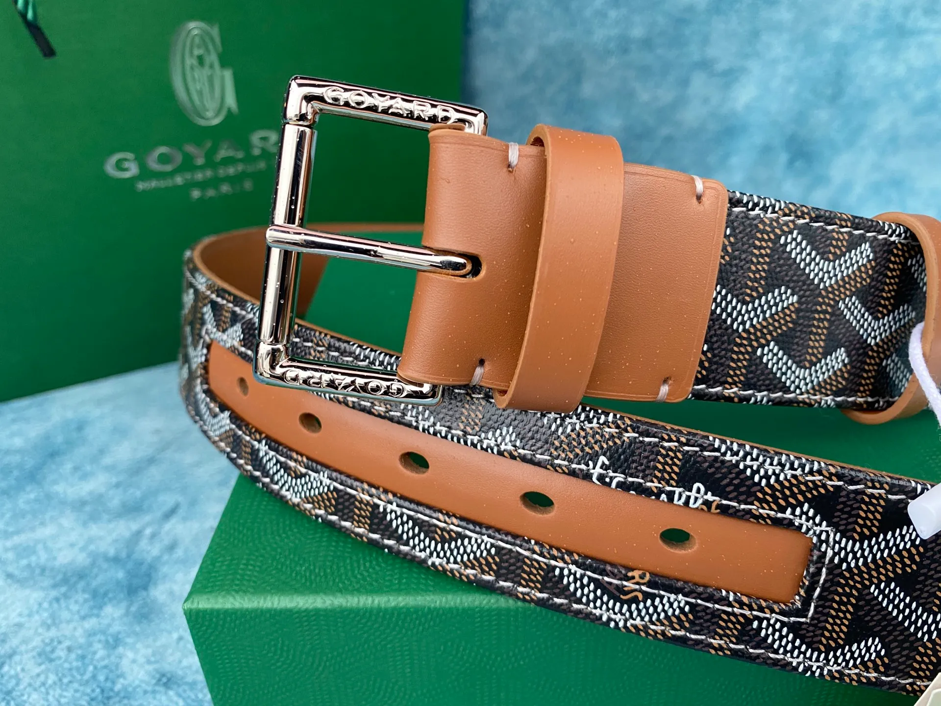 💰560💰Full package💰 💍Purchase level Goyard was founded in 1853 and has a history of more than 150 years. Its founder is Francois Goyard. In the 19th century, trains and ships were developed in Europe, and large-scale travel appeared in society. Goyard designs suitcases for different purposes according to the needs of customers. Therefore, Goyard's customers include the British royal family, the President of the United States, and Russian aristocrats. "This belt is lined with ostrich-colored small leather. It is hand-sewn. The process is complex and the details are comparable to the original. It is 40mm wide."
