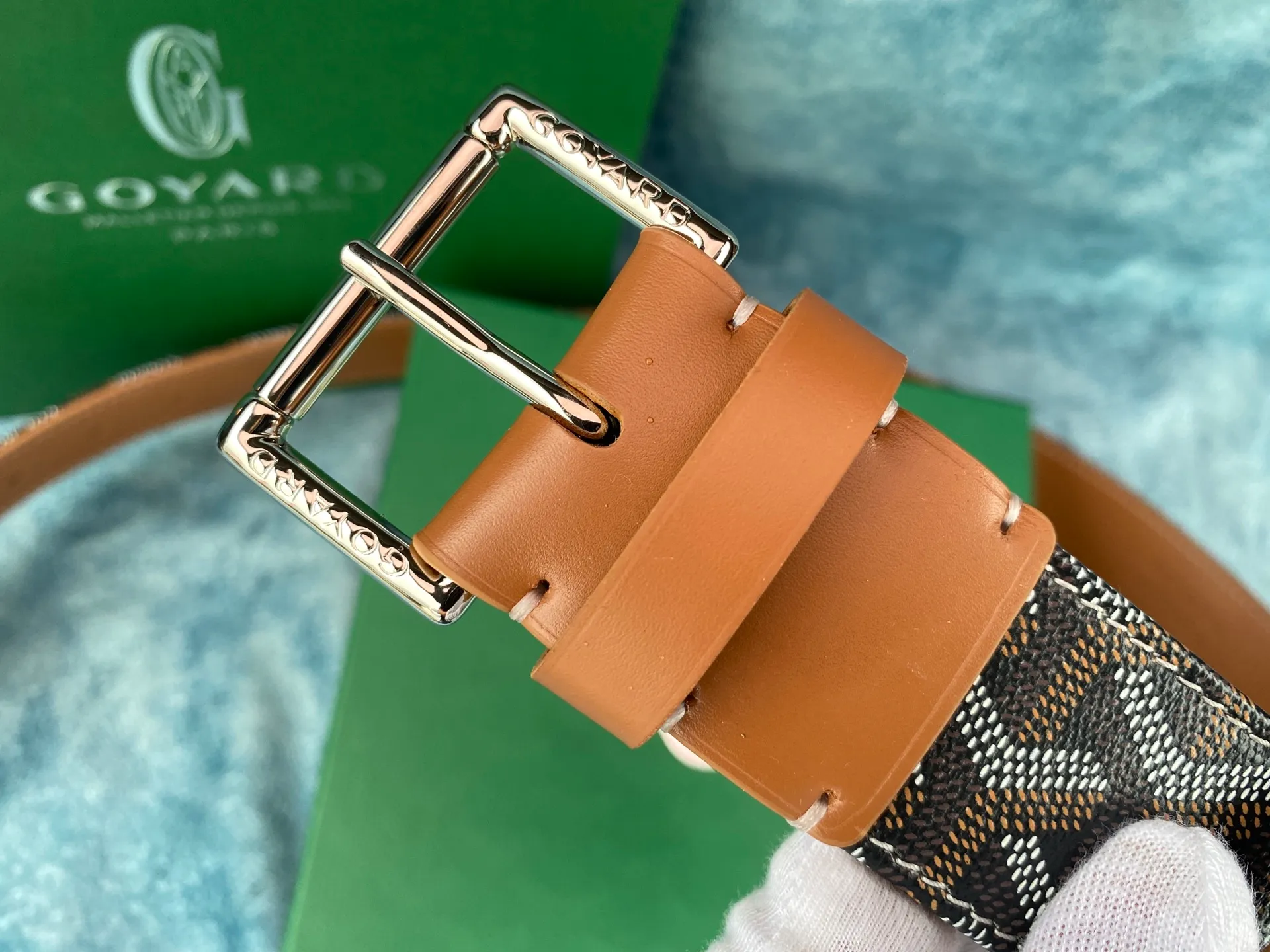 💰560💰Full package💰 💍Purchase level Goyard was founded in 1853 and has a history of more than 150 years. Its founder is Francois Goyard. In the 19th century, trains and ships were developed in Europe, and large-scale travel appeared in society. Goyard designs suitcases for different purposes according to the needs of customers. Therefore, Goyard's customers include the British royal family, the President of the United States, and Russian aristocrats. "This belt is lined with ostrich-colored small leather. It is hand-sewn. The process is complex and the details are comparable to the original. It is 40mm wide."