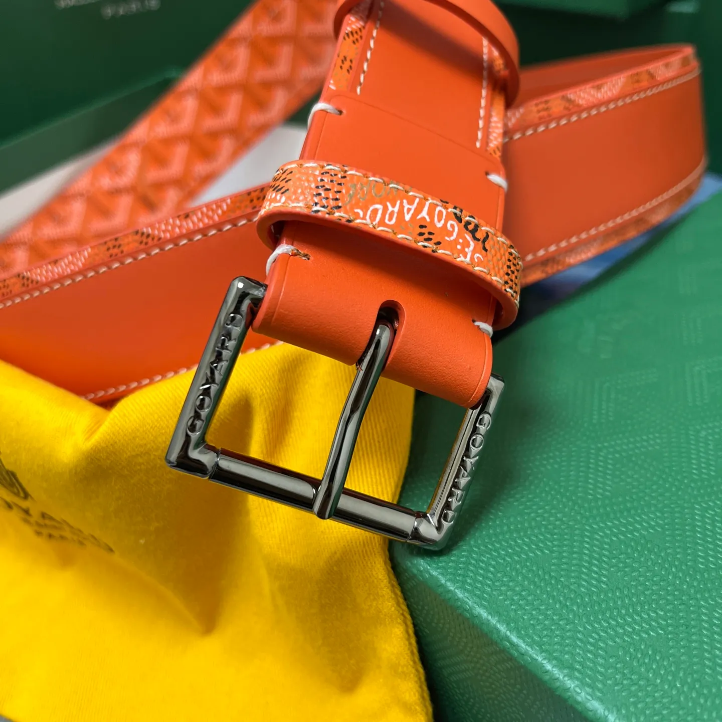 💰520💰Full package💰 💍Purchase level Goya belt is low-key luxury 🎈Width 4.0 Made of imported first-layer cowhide and dogtooth coated canvas The leather is soft and durable Handmade Pay attention to details Fine stitching Smooth edges Classic design Versatility Suitable for various occasions