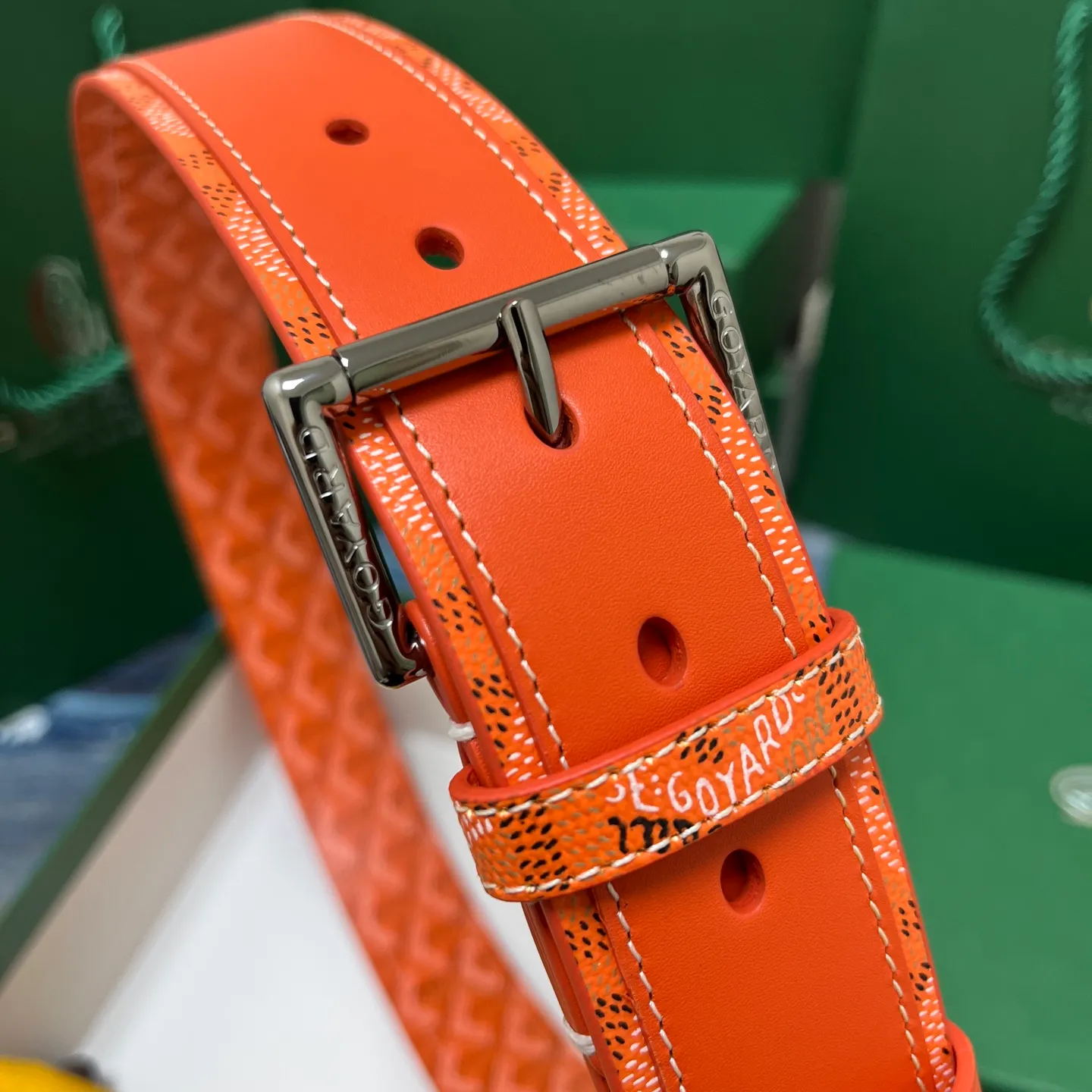 💰520💰Full package💰 💍Purchase level Goya belt is low-key luxury 🎈Width 4.0 Made of imported first-layer cowhide and dogtooth coated canvas The leather is soft and durable Handmade Pay attention to details Fine stitching Smooth edges Classic design Versatility Suitable for various occasions