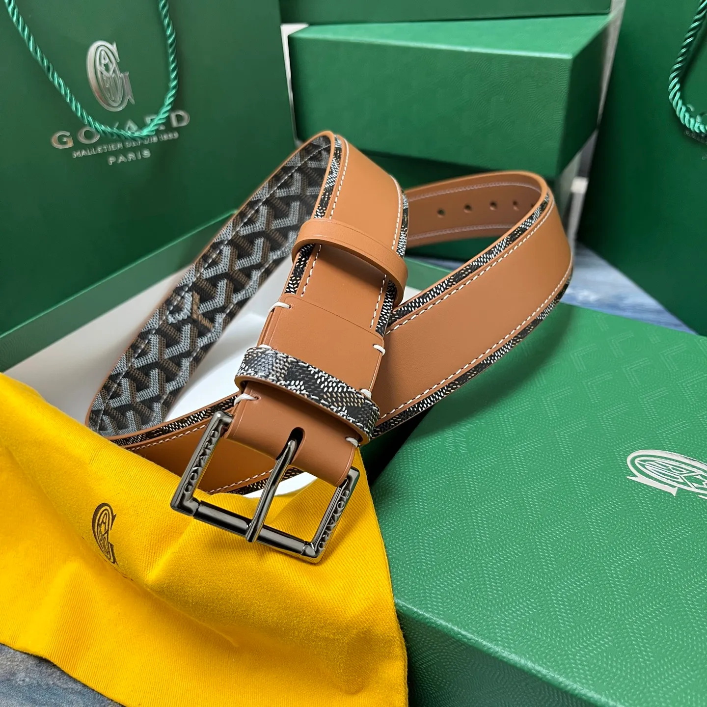 💰520💰Full package💰 💍Purchase level Goya belt is low-key luxury 🎈Width 4.0 Made of imported first-layer cowhide and dogtooth coated canvas The leather is soft and durable Handmade Pay attention to details Fine stitching Smooth edges Classic design Versatility Suitable for various occasions