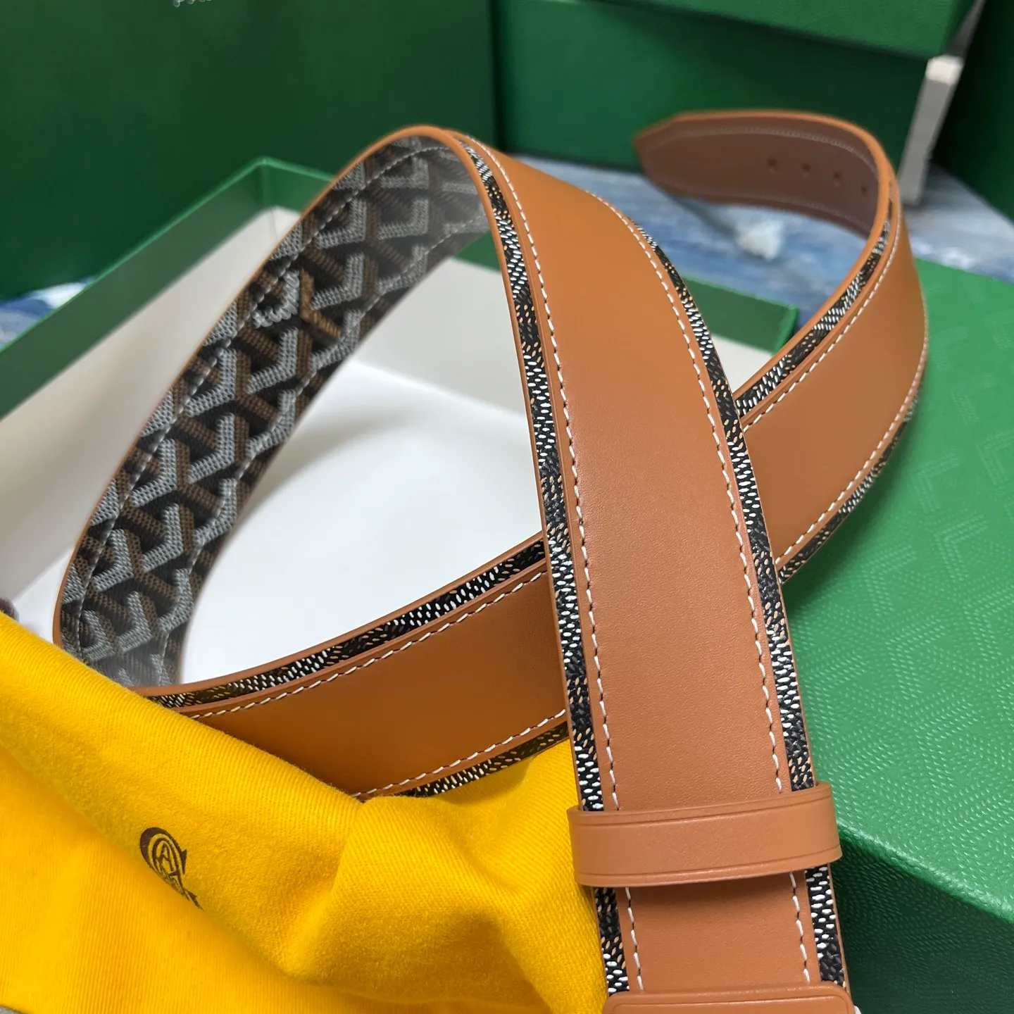 💰520💰Full package💰 💍Purchase level Goya belt is low-key luxury 🎈Width 4.0 Made of imported first-layer cowhide and dogtooth coated canvas The leather is soft and durable Handmade Pay attention to details Fine stitching Smooth edges Classic design Versatility Suitable for various occasions