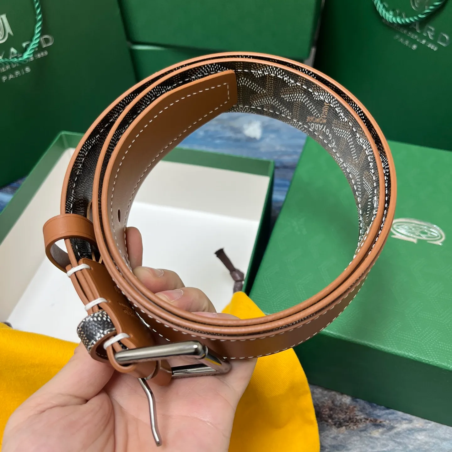 💰520💰Full package💰 💍Purchase level Goya belt is low-key luxury 🎈Width 4.0 Made of imported first-layer cowhide and dogtooth coated canvas The leather is soft and durable Handmade Pay attention to details Fine stitching Smooth edges Classic design Versatility Suitable for various occasions