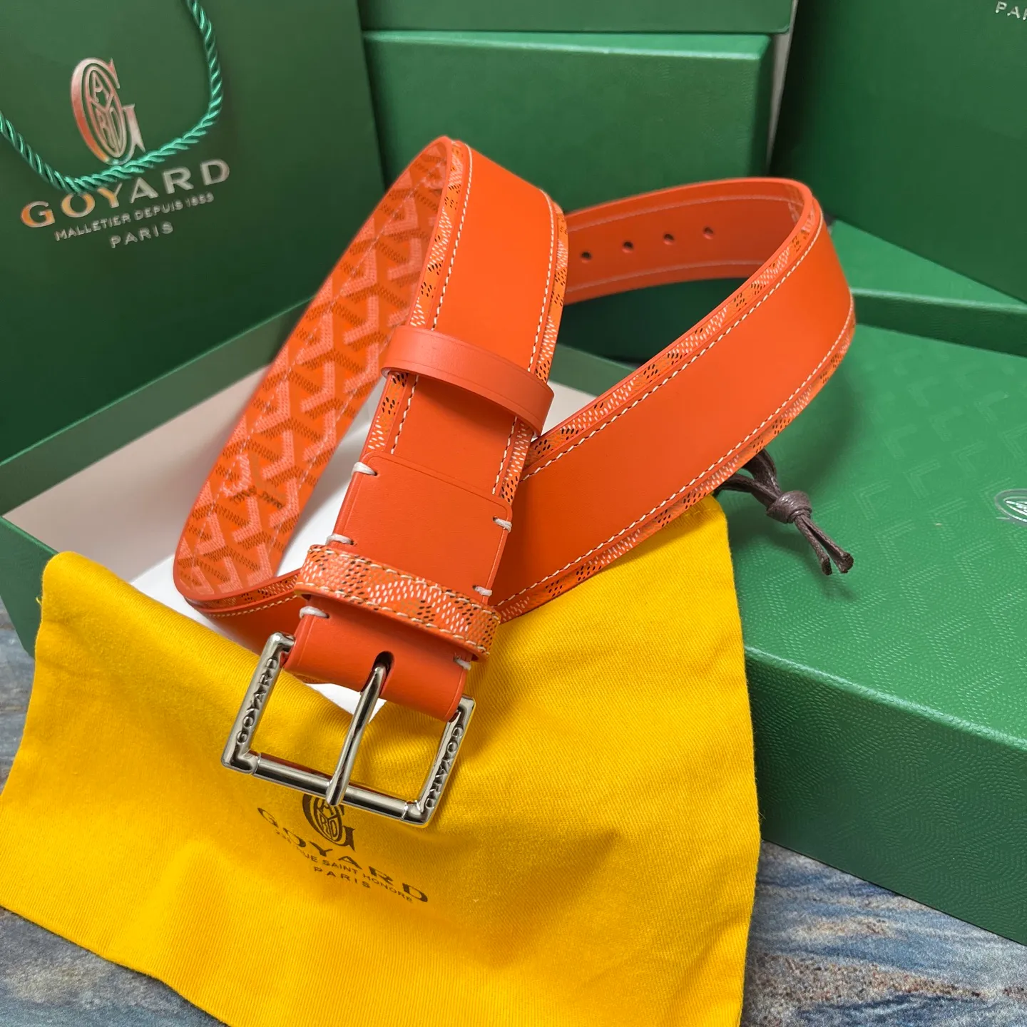💰520💰Full package💰 💍Purchase level Goya belt is low-key luxury 🎈Width 4.0 Made of imported first-layer cowhide and dogtooth coated canvas The leather is soft and durable Handmade Pay attention to details Fine stitching Smooth edges Classic design Versatility Suitable for various occasions