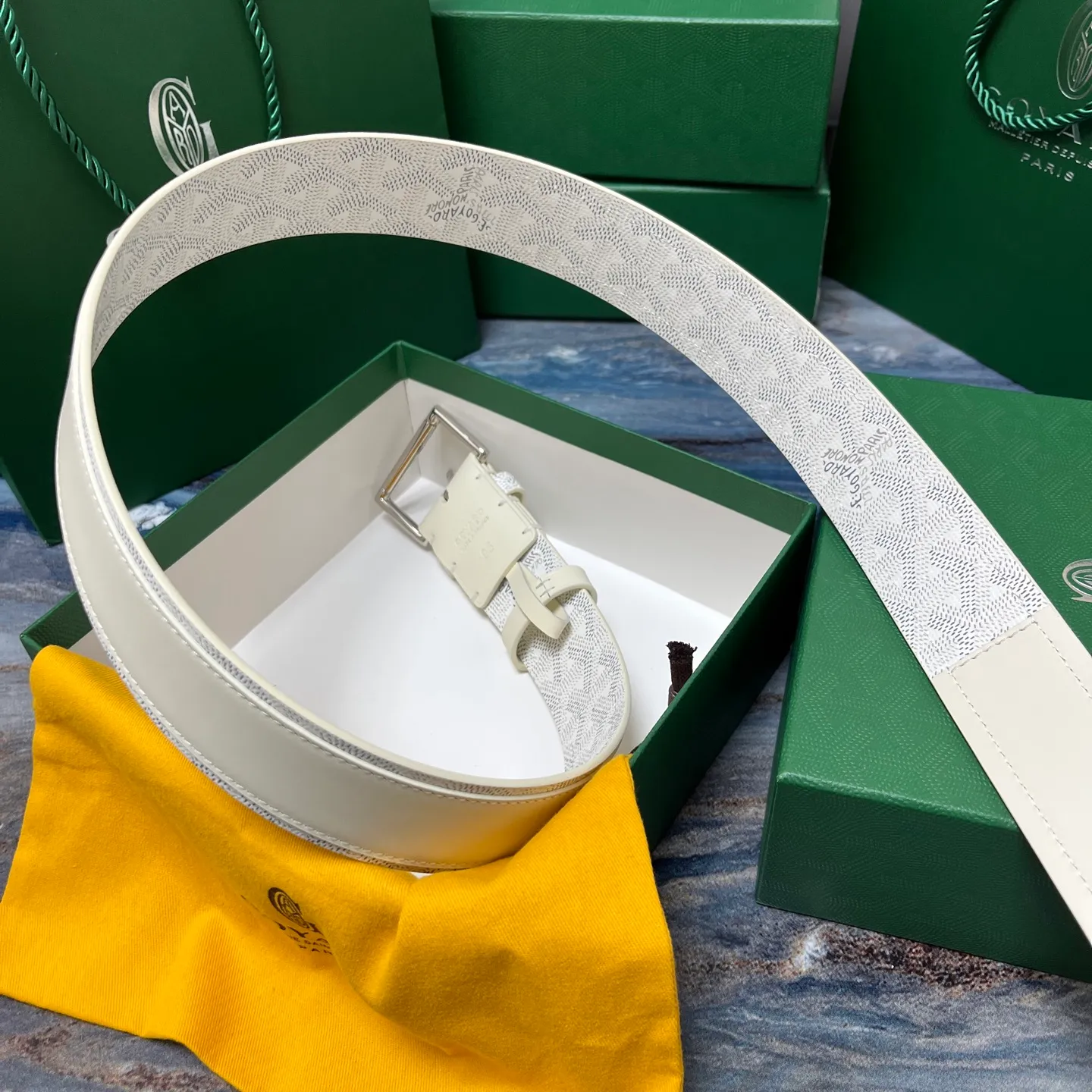 💰520💰Full package💰 💍Purchase level Goya belt is low-key luxury 🎈Width 4.0 Made of imported first-layer cowhide and dogtooth coated canvas The leather is soft and durable Handmade Pay attention to details Fine stitching Smooth edges Classic design Versatility Suitable for various occasions