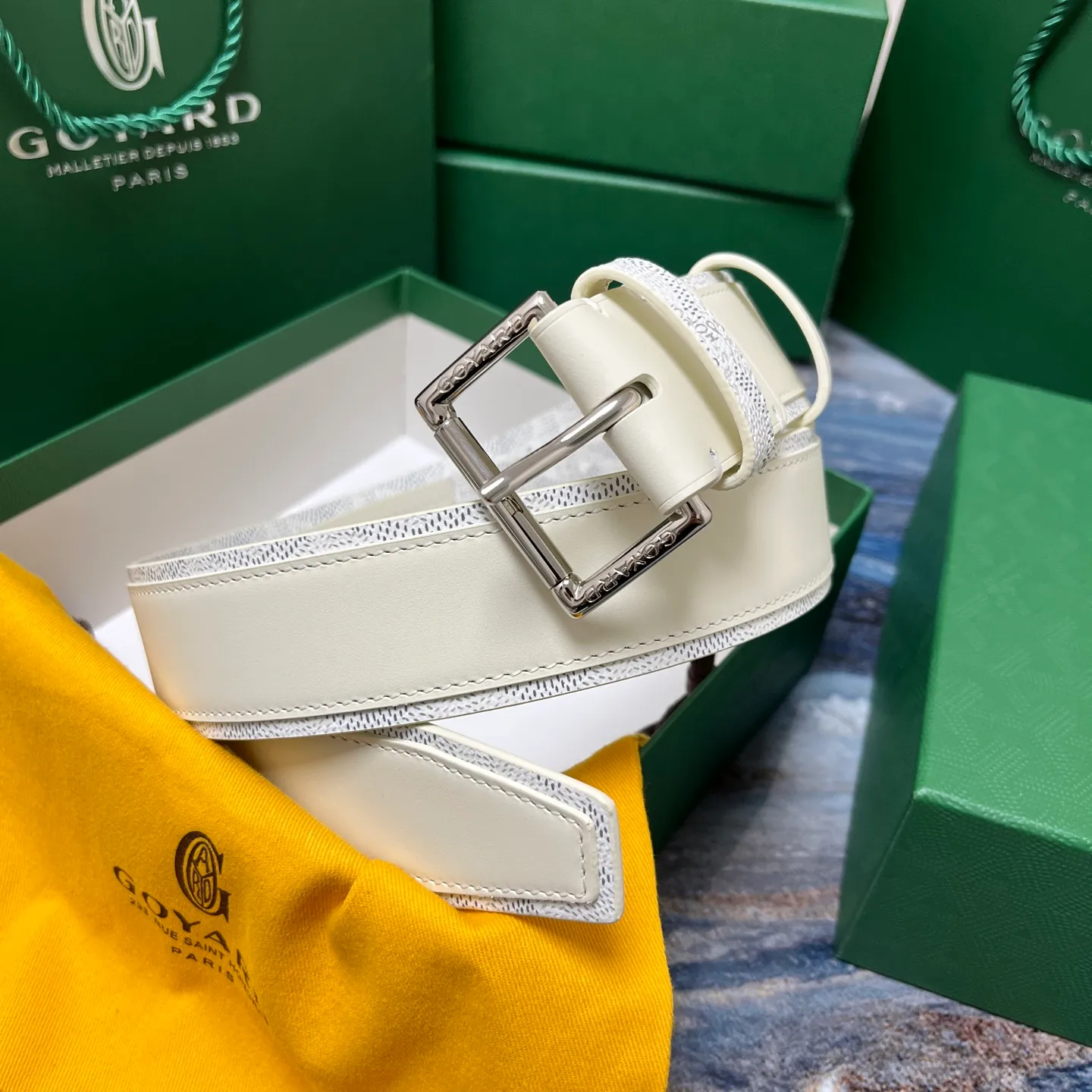 💰520💰Full package💰 💍Purchase level Goya belt is low-key luxury 🎈Width 4.0 Made of imported first-layer cowhide and dogtooth coated canvas The leather is soft and durable Handmade Pay attention to details Fine stitching Smooth edges Classic design Versatility Suitable for various occasions