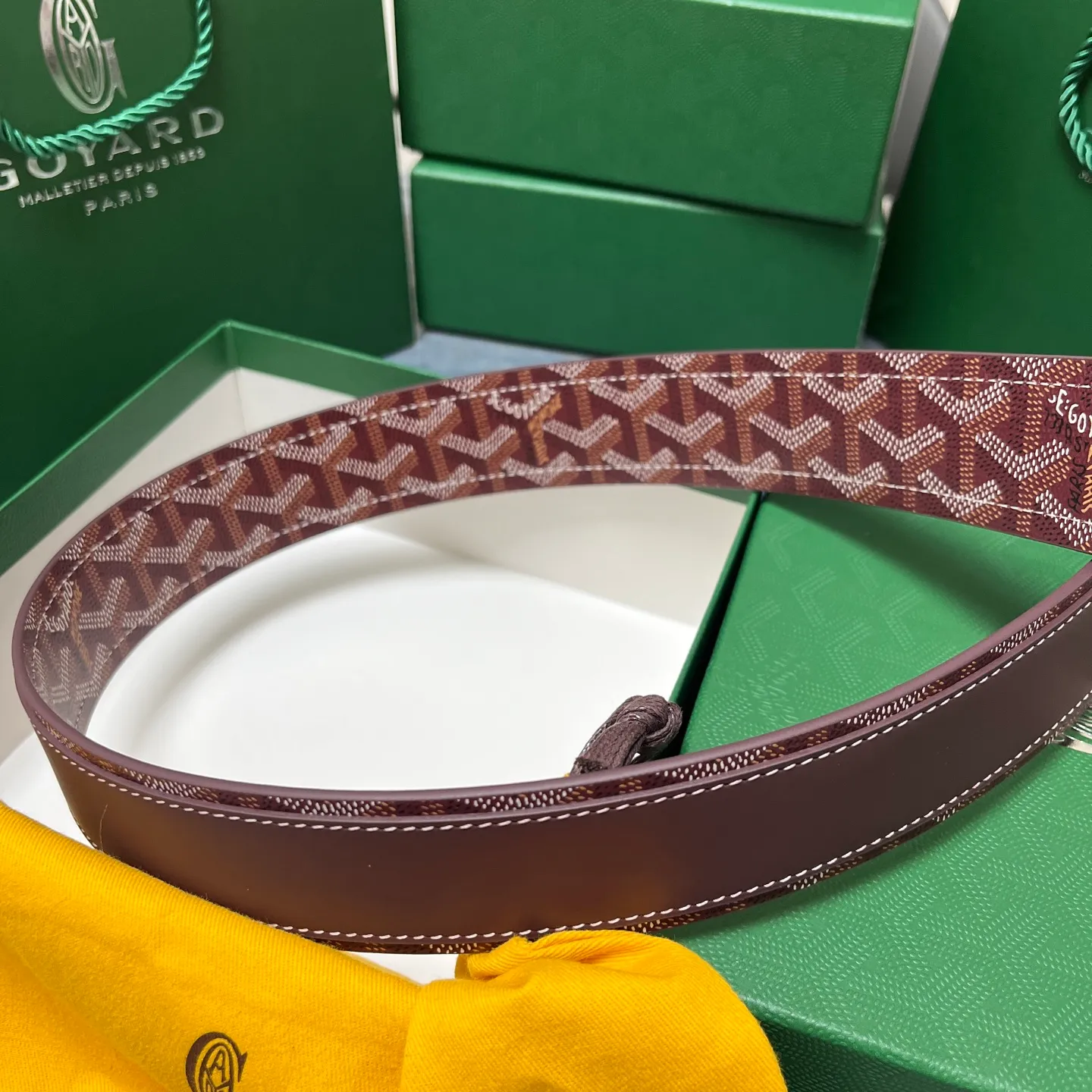 💰520💰Full package💰 💍Purchase level Goya belt is low-key luxury 🎈Width 4.0 Made of imported first-layer cowhide and dogtooth coated canvas The leather is soft and durable Handmade Pay attention to details Fine stitching Smooth edges Classic design Versatility Suitable for various occasions