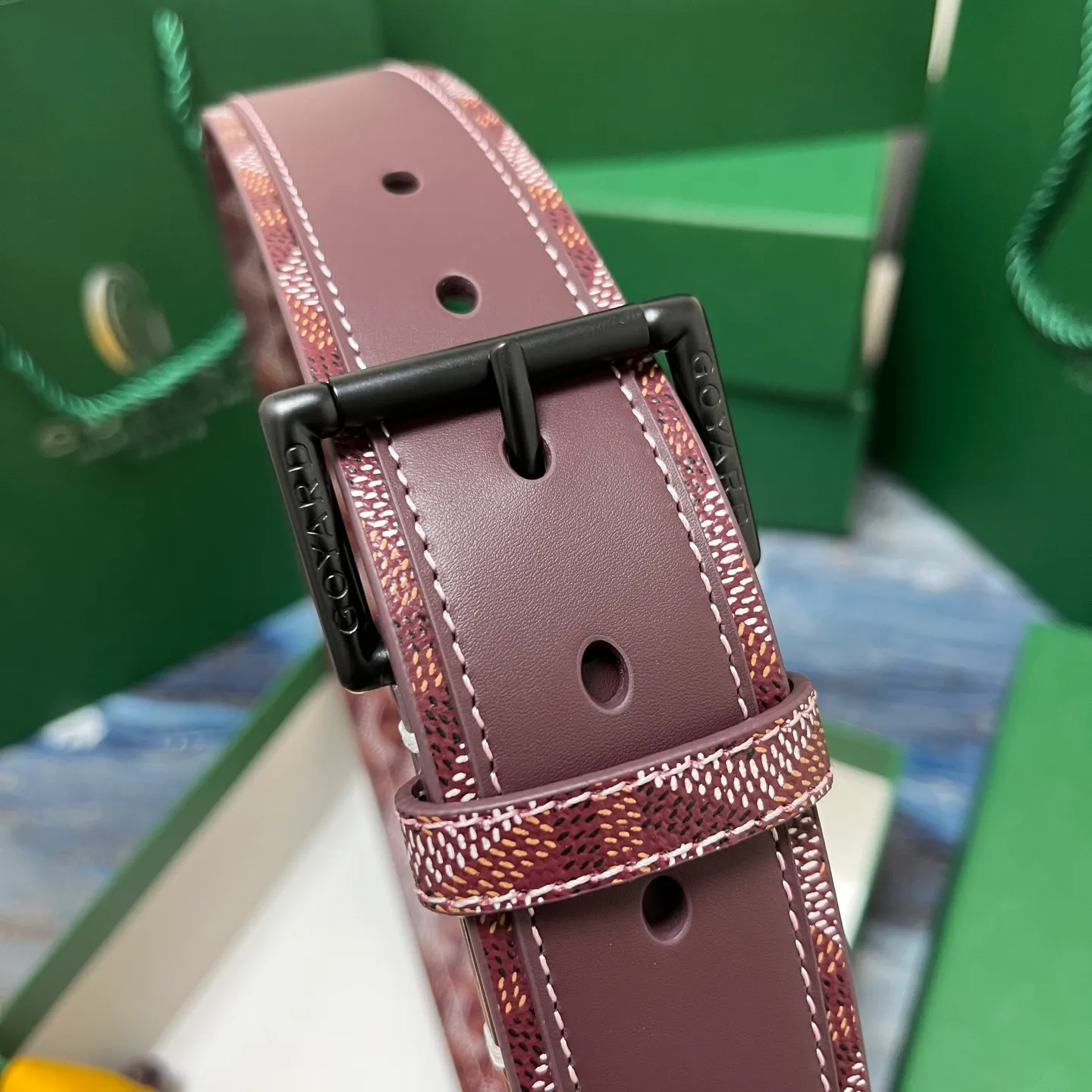 💰520💰Full package💰 💍Purchase level Goya belt is low-key luxury 🎈Width 4.0 Made of imported first-layer cowhide and dogtooth coated canvas The leather is soft and durable Handmade Pay attention to details Fine stitching Smooth edges Classic design Versatility Suitable for various occasions