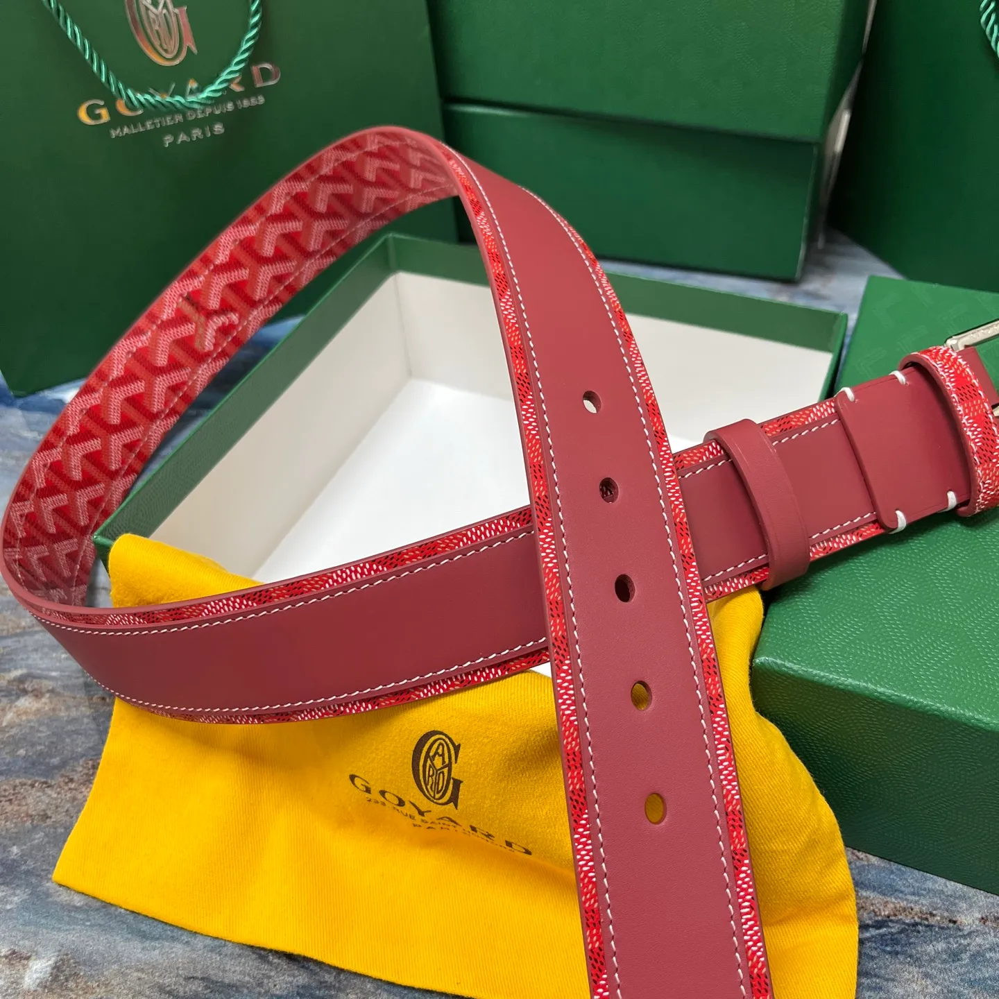 💰520💰Full package💰 💍Purchase level Goya belt is low-key luxury 🎈Width 4.0 Made of imported first-layer cowhide and dogtooth coated canvas The leather is soft and durable Handmade Pay attention to details Fine stitching Smooth edges Classic design Versatility Suitable for various occasions