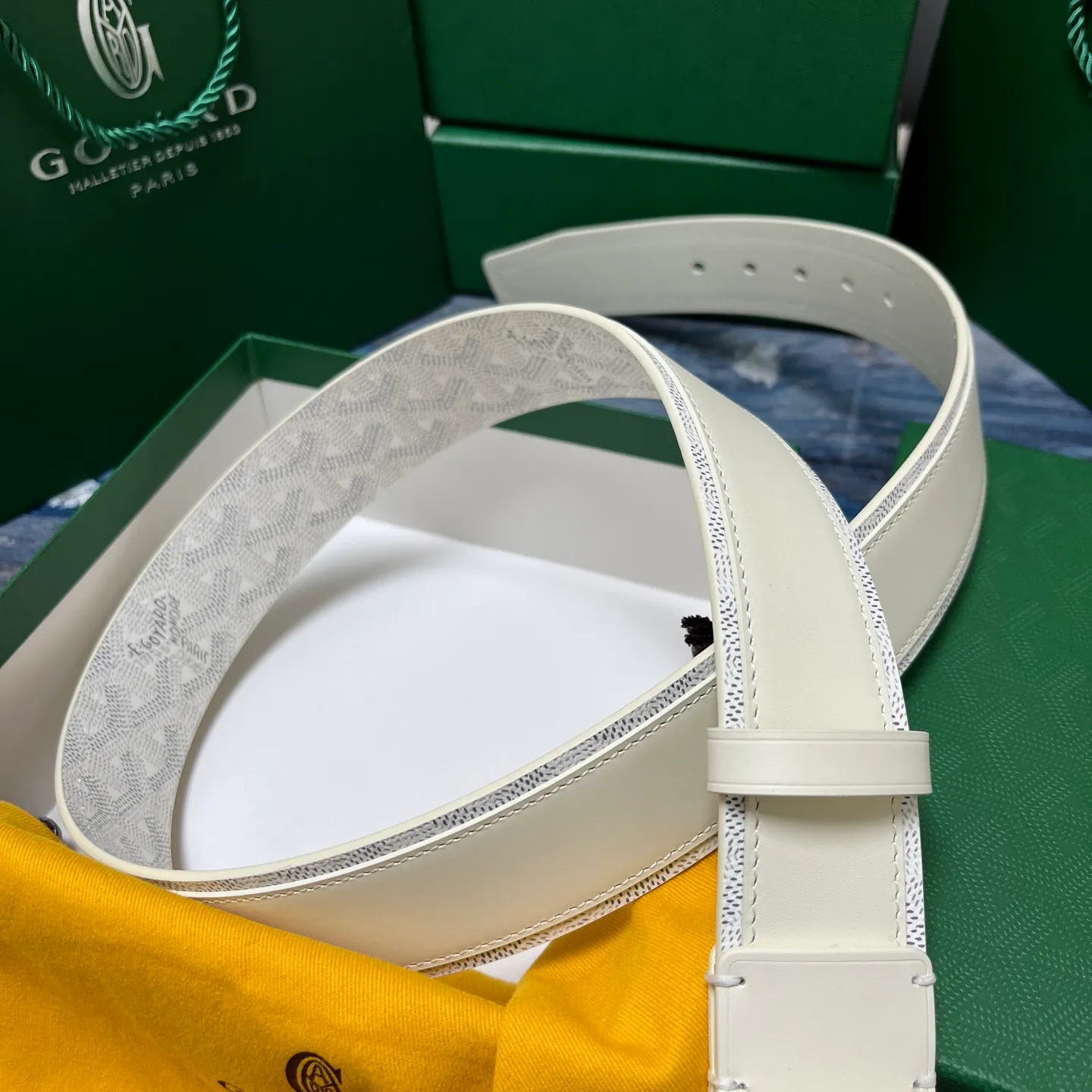 💰520💰Full package💰 💍Purchase level Goya belt is low-key luxury 🎈Width 4.0 Made of imported first-layer cowhide and dogtooth coated canvas The leather is soft and durable Handmade Pay attention to details Fine stitching Smooth edges Classic design Versatility Suitable for various occasions