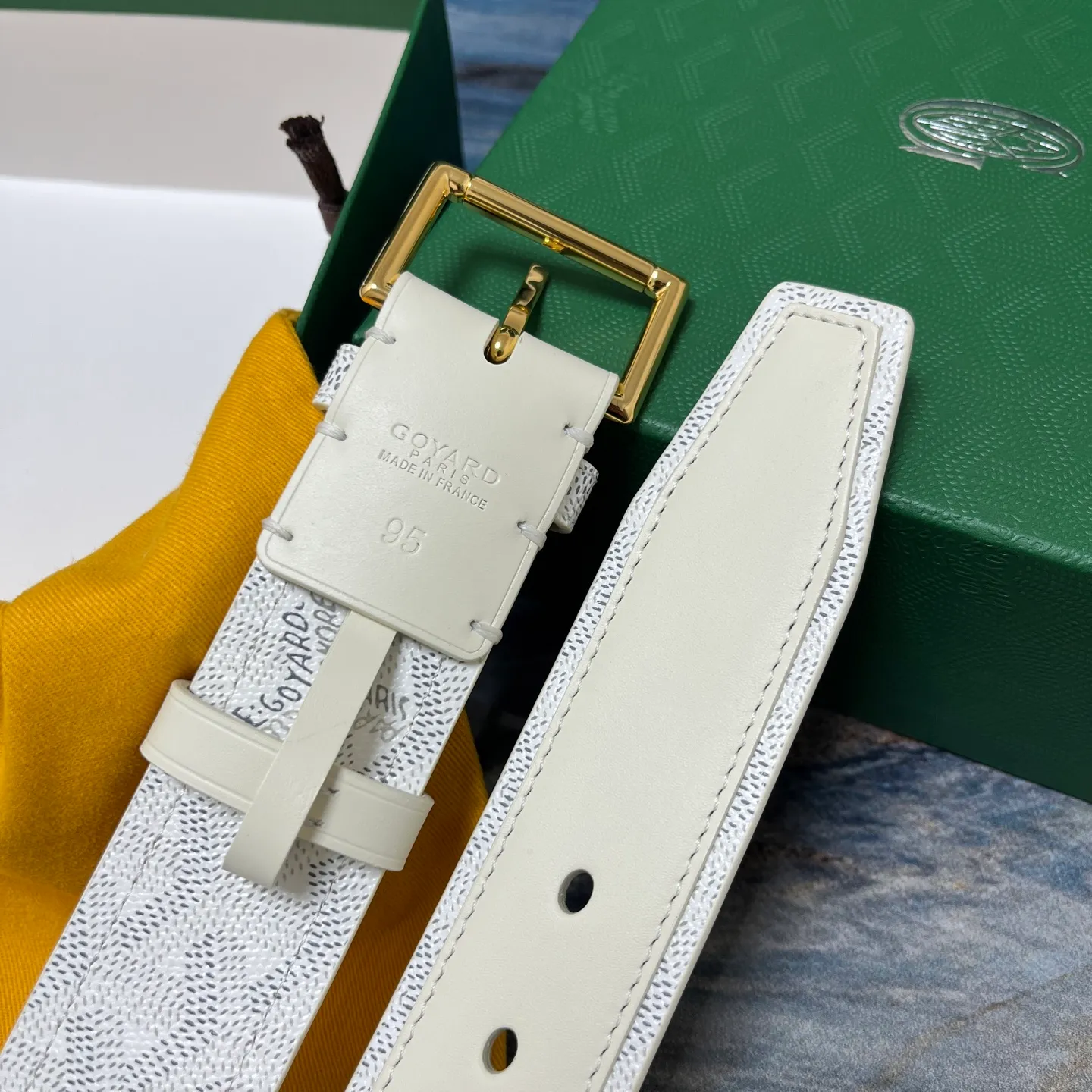 💰520💰Full package💰 💍Purchase level Goya belt is low-key luxury 🎈Width 4.0 Made of imported first-layer cowhide and dogtooth coated canvas The leather is soft and durable Handmade Pay attention to details Fine stitching Smooth edges Classic design Versatility Suitable for various occasions