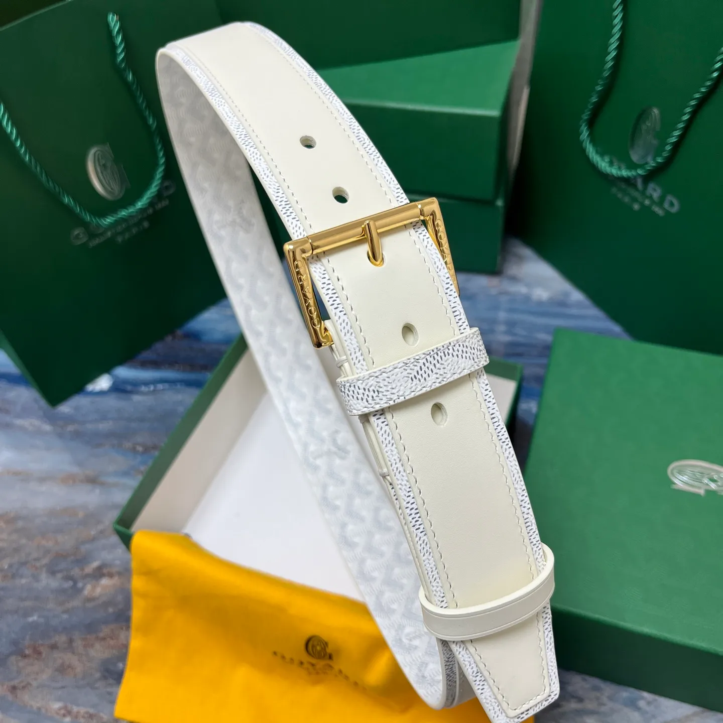 💰520💰Full package💰 💍Purchase level Goya belt is low-key luxury 🎈Width 4.0 Made of imported first-layer cowhide and dogtooth coated canvas The leather is soft and durable Handmade Pay attention to details Fine stitching Smooth edges Classic design Versatility Suitable for various occasions
