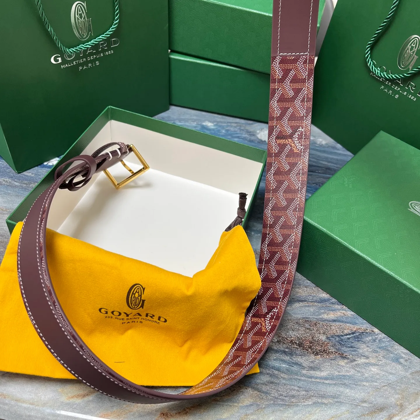 💰520💰Full package💰 💍Purchase level Goya belt is low-key luxury 🎈Width 4.0 Made of imported first-layer cowhide and dogtooth coated canvas The leather is soft and durable Handmade Pay attention to details Fine stitching Smooth edges Classic design Versatility Suitable for various occasions