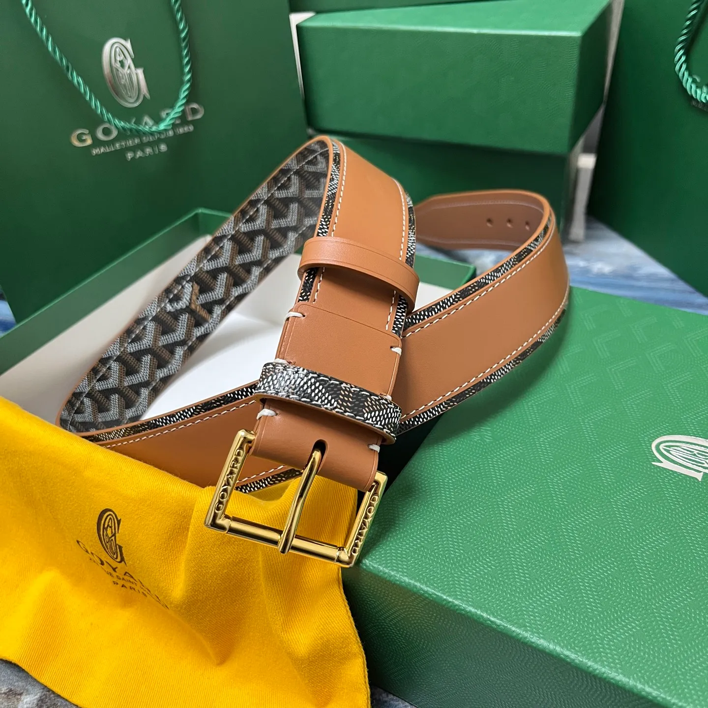 💰520💰Full package💰 💍Purchase level Goya belt is low-key luxury 🎈Width 4.0 Made of imported first-layer cowhide and dogtooth coated canvas The leather is soft and durable Handmade Pay attention to details Fine stitching Smooth edges Classic design Versatility Suitable for various occasions