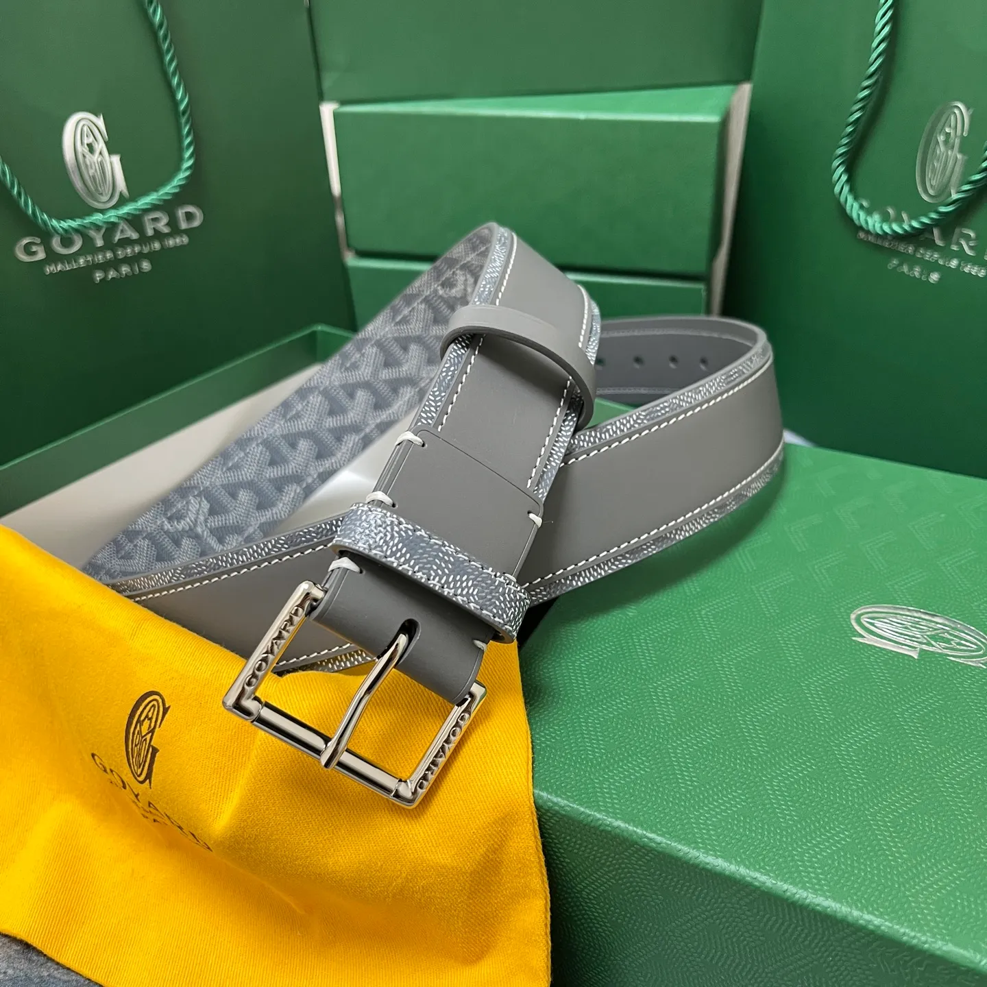 💰520💰Full package💰 💍Purchase level Goya belt is low-key luxury 🎈Width 4.0 Made of imported first-layer cowhide and dogtooth coated canvas The leather is soft and durable Handmade Pay attention to details Fine stitching Smooth edges Classic design Versatility Suitable for various occasions