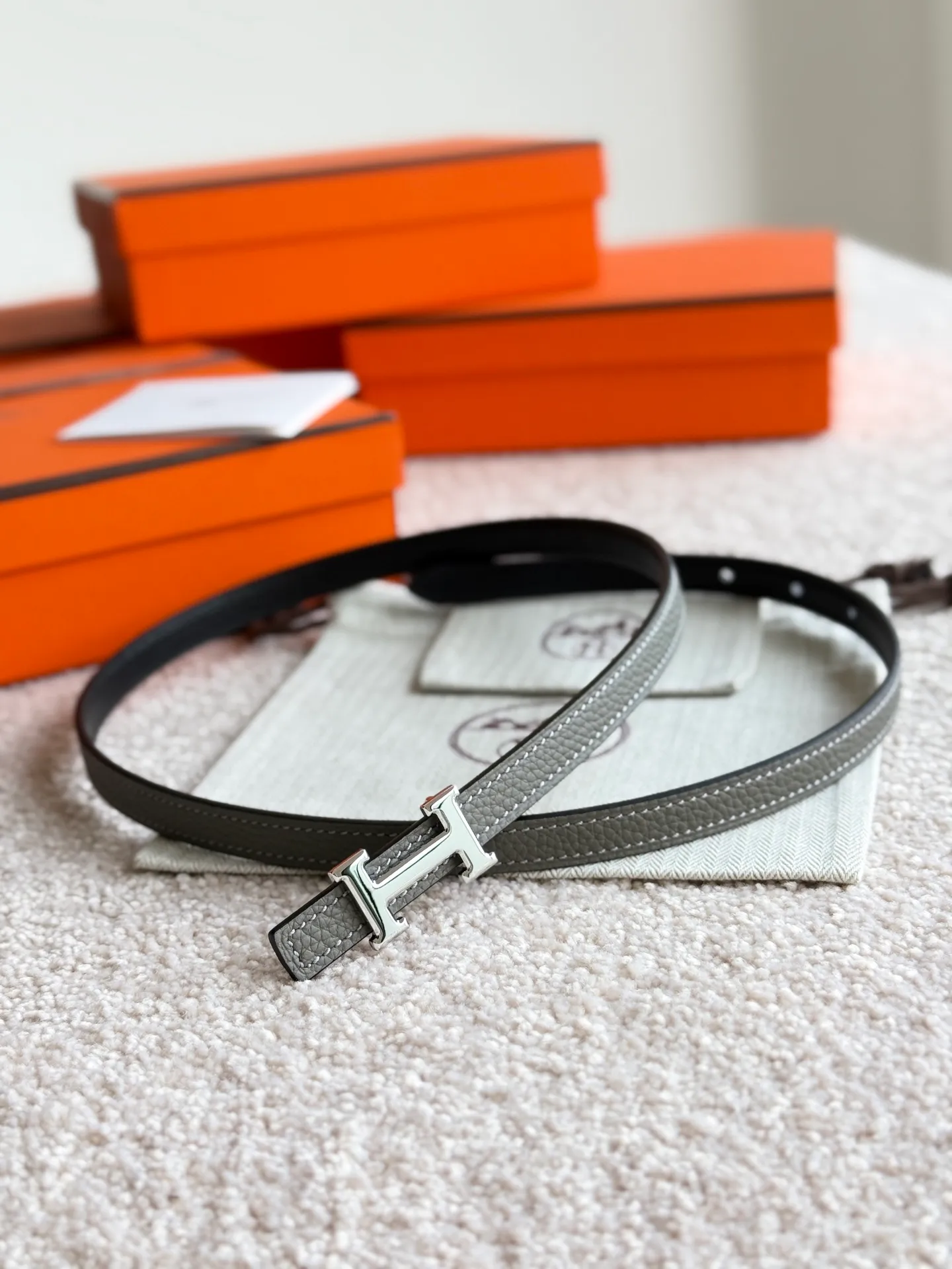 💰420💰Full package💰 💍Purchase level Hermès ⚡️🌹Mini H 5382 Fine hardware with imported togo leather Width 13MM Hermes women's belt is highly praised for its exquisite craftsmanship, high-quality materials and classic design. It is the top choice for women's belts. It is simple and elegant. The product has a delicate feel. It is not only a practical accessory, but also adds highlights to the overall look ♥️