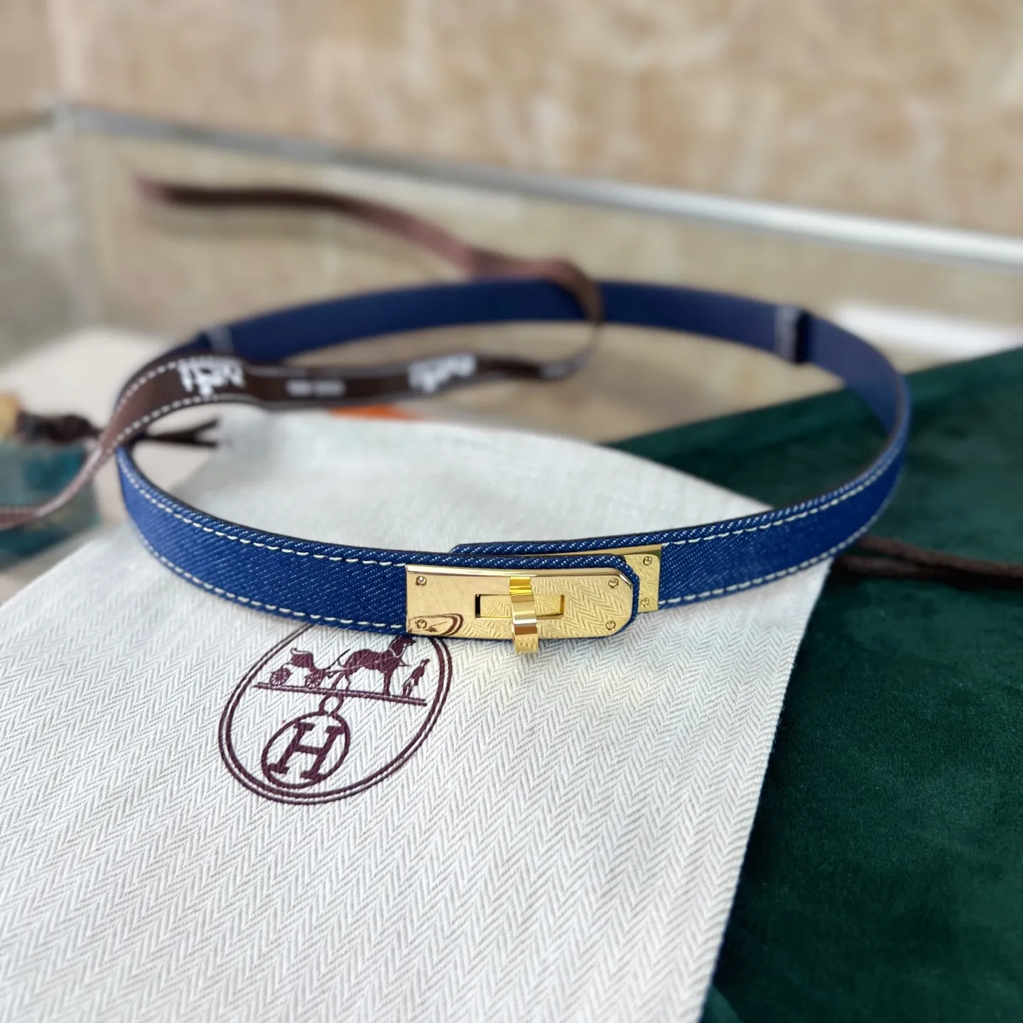 💰498💰Full package💰 💍Purchase grade Kelly Jean Hermès ⚡️Color Indigo/White/Navy Blue ⚡️Epsom calfskin and denim belt with palladium-plated Kelly belt buckle. With the clever adjustable design ⚡️ you can wear the belt around your waist or hips. Made in France.  ⚡️Width: 18mm | Adjustable size from 60cm to 100cm