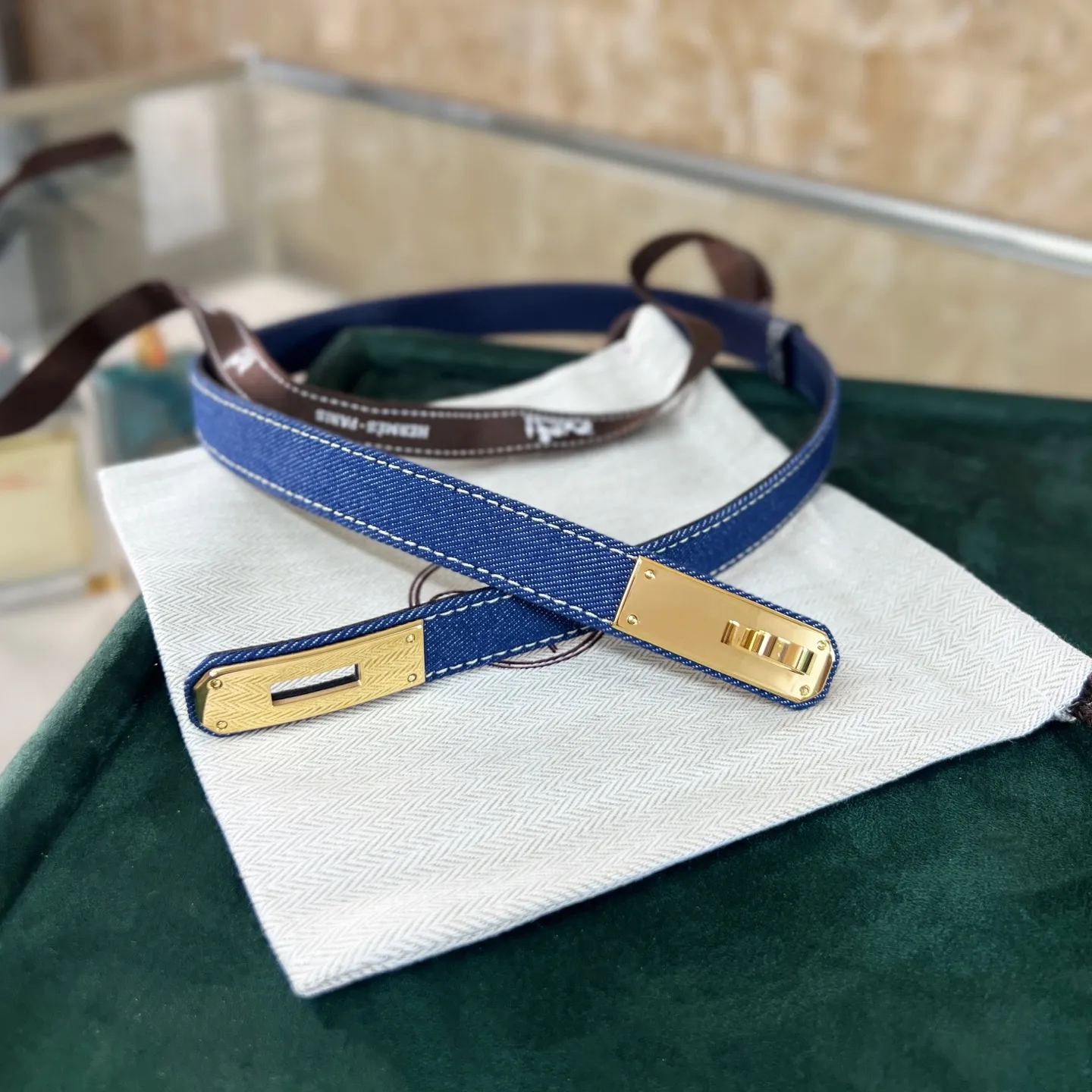 💰498💰Full package💰 💍Purchase grade Kelly Jean Hermès ⚡️Color Indigo/White/Navy Blue ⚡️Epsom calfskin and denim belt with palladium-plated Kelly belt buckle. With the clever adjustable design ⚡️ you can wear the belt around your waist or hips. Made in France.  ⚡️Width: 18mm | Adjustable size from 60cm to 100cm