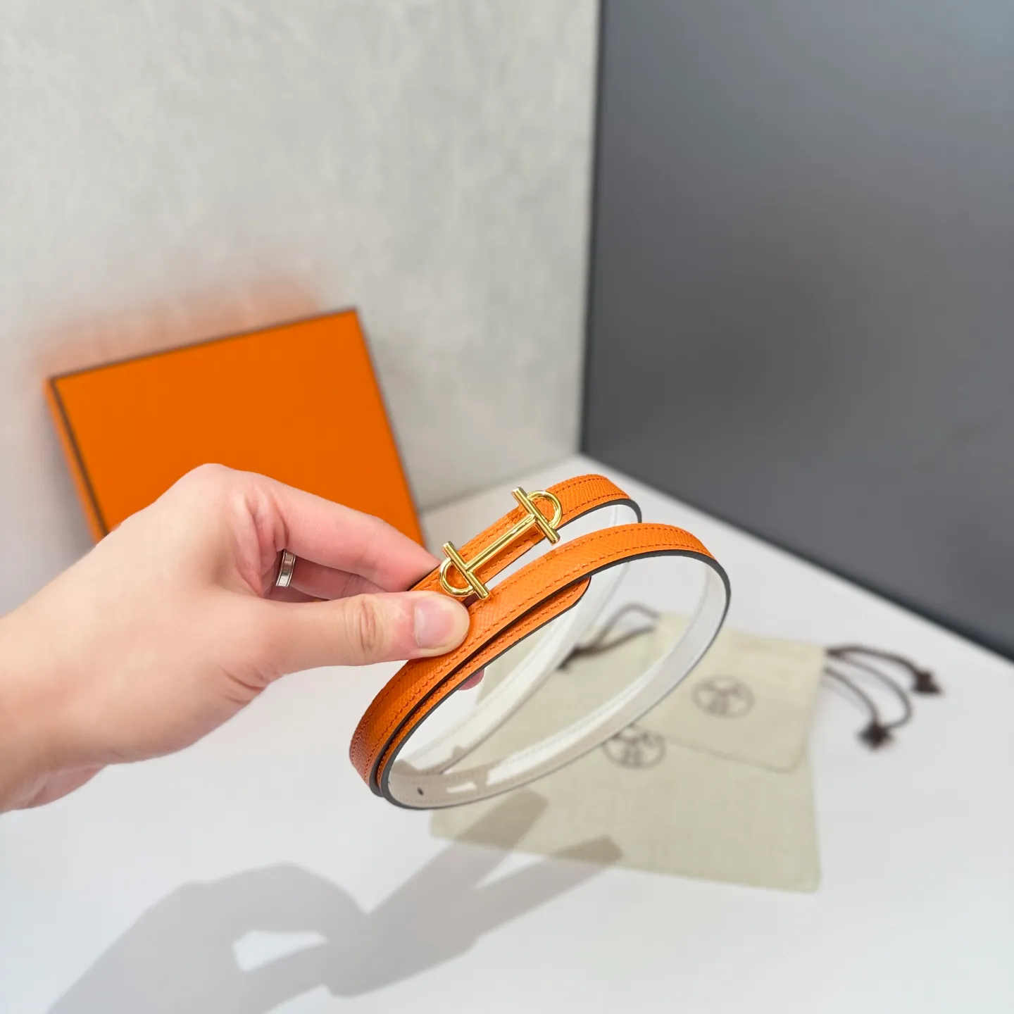 💰420💰Full package💰 💍Purchase level Hermès women's belts are famous for their high-quality materials, exquisite craftsmanship and classic design. It is not only a practical accessory, but also a symbol of taste and status. Whether it is daily wear or formal occasions, it can add highlights to the overall look. ❤️Width 13MM❤️