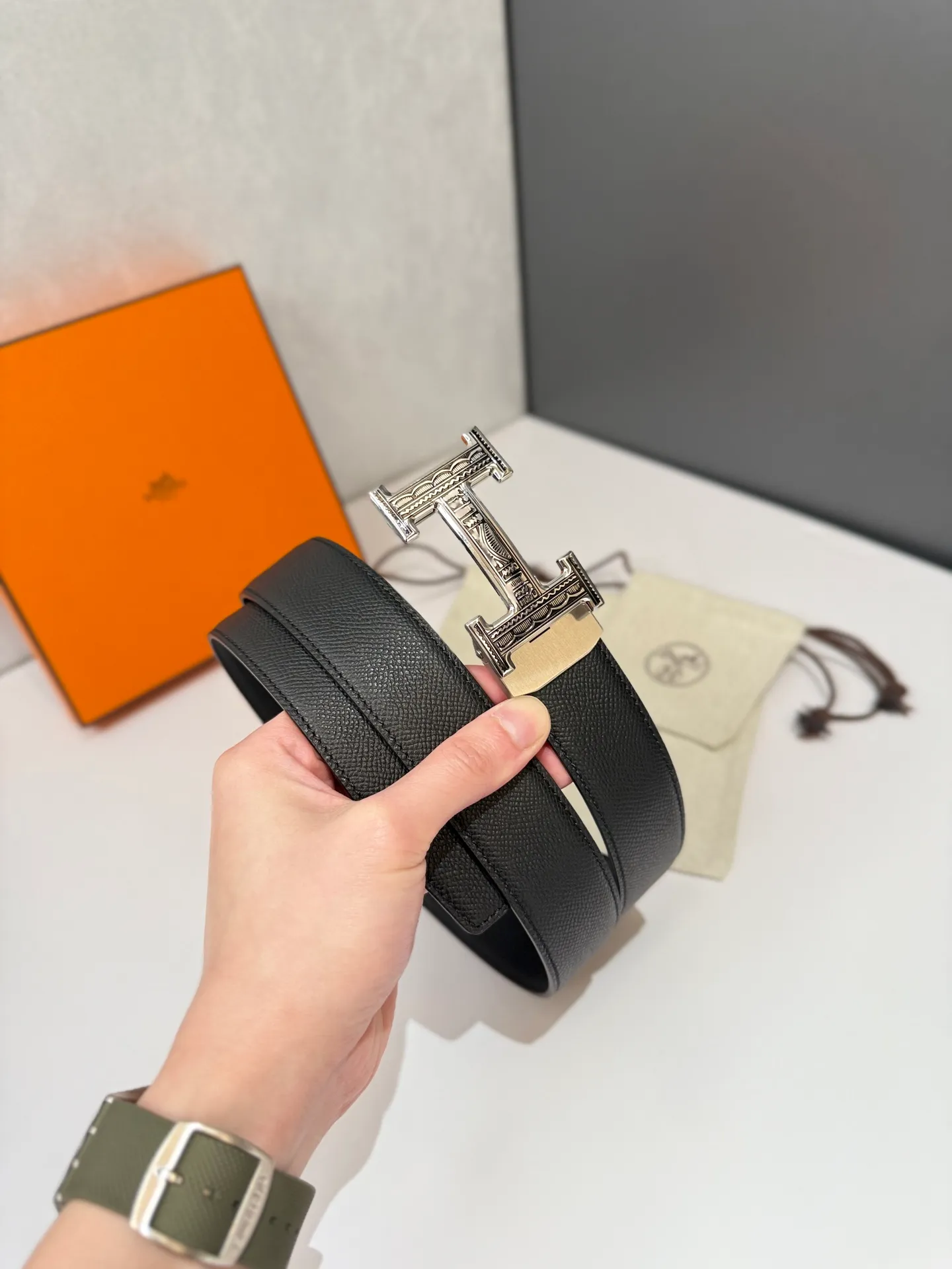 💰460💰Full package💰 💍Purchase level Hermès belt is one of the classic accessories of the luxury brand Hermès, famous for its high-quality leather, exquisite craftsmanship and iconic design. Automatic smooth buckle belt, stainless steel hardware, matching original leather belt body, adjustable length 🔝🔝🔝❤️❤️❤️