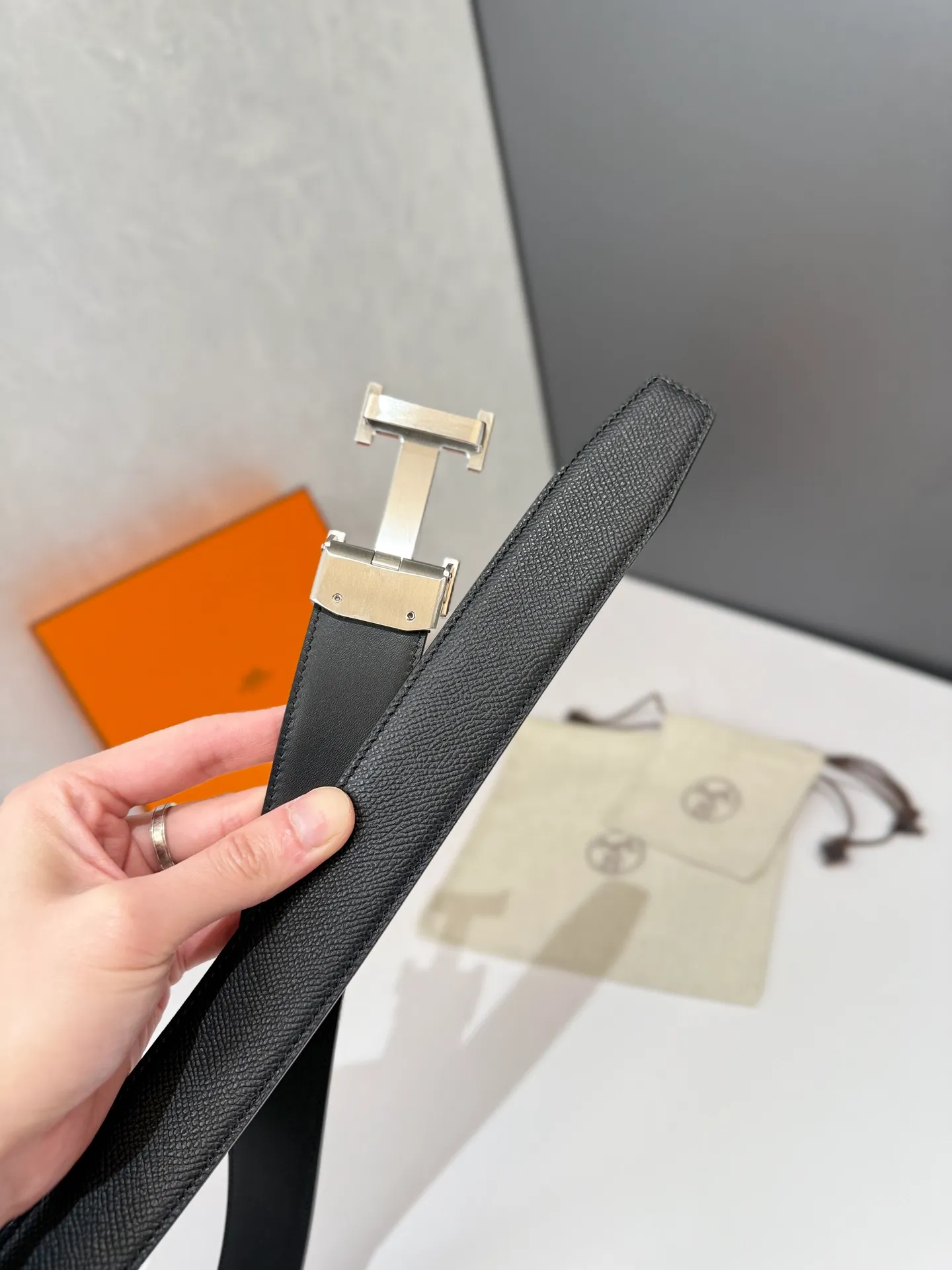 💰460💰Full package💰 💍Purchase level Hermès belt is one of the classic accessories of the luxury brand Hermès, famous for its high-quality leather, exquisite craftsmanship and iconic design. Automatic smooth buckle belt, stainless steel hardware, matching original leather belt body, adjustable length 🔝🔝🔝❤️❤️❤️