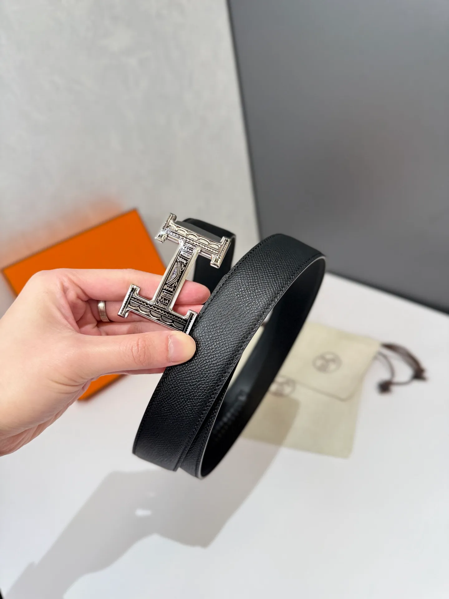 💰460💰Full package💰 💍Purchase level Hermès belt is one of the classic accessories of the luxury brand Hermès, famous for its high-quality leather, exquisite craftsmanship and iconic design. Automatic smooth buckle belt, stainless steel hardware, matching original leather belt body, adjustable length 🔝🔝🔝❤️❤️❤️