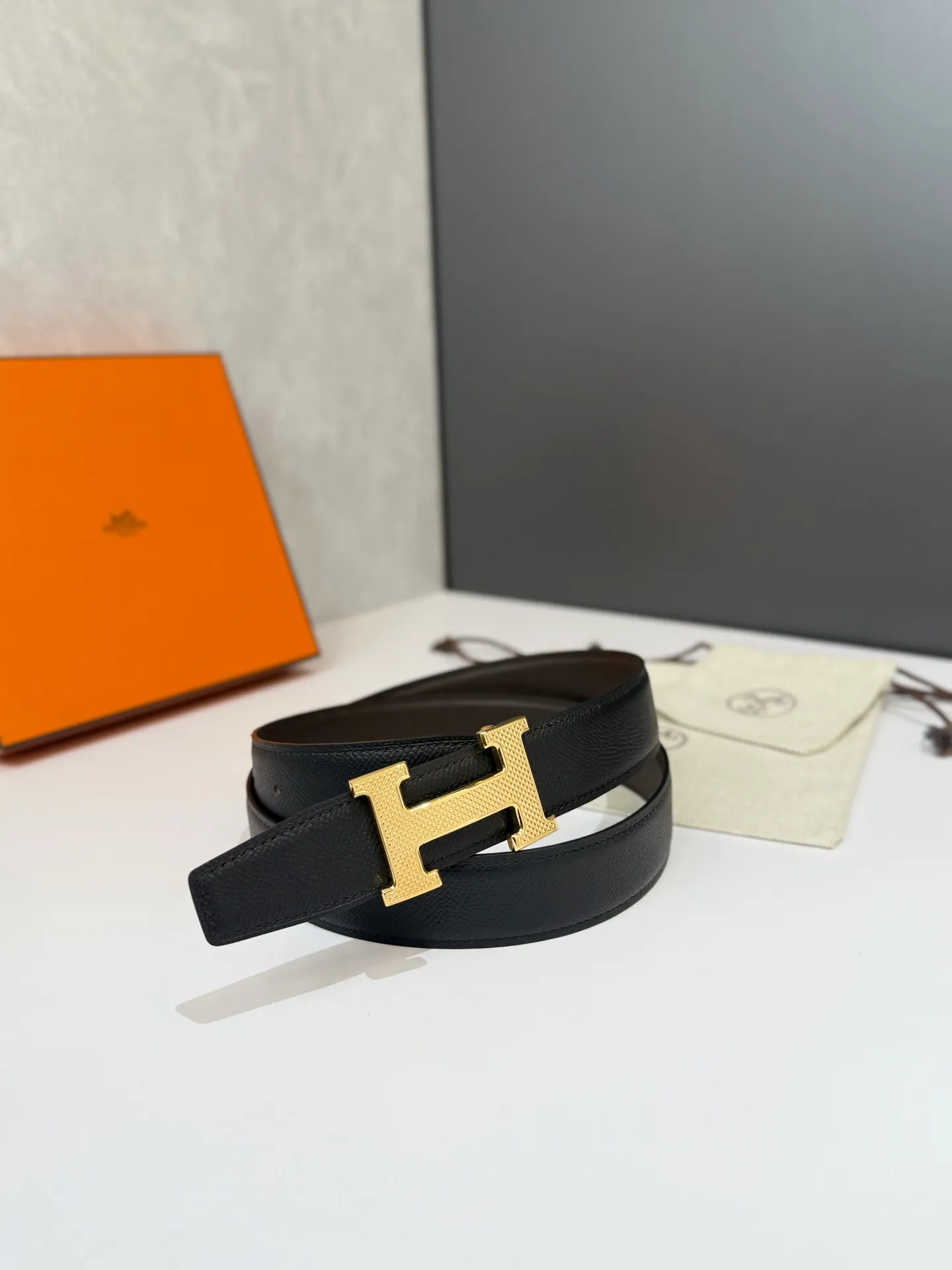 💰480💰Full package💰 💍Purchase level Hermès men's belts are highly respected for their exquisite craftsmanship, high-quality materials and classic designs, and are the top choice among men's fashion accessories. The most iconic design is the button with the "H" logo, which is simple, elegant and highly recognizable, suitable for business and leisure occasions. It is not only a practical accessory, but also a symbol of status and taste. Whether it is a business occasion or casual wear, it can add a sense of luxury and sophistication to the overall look ❤️32MM❤️