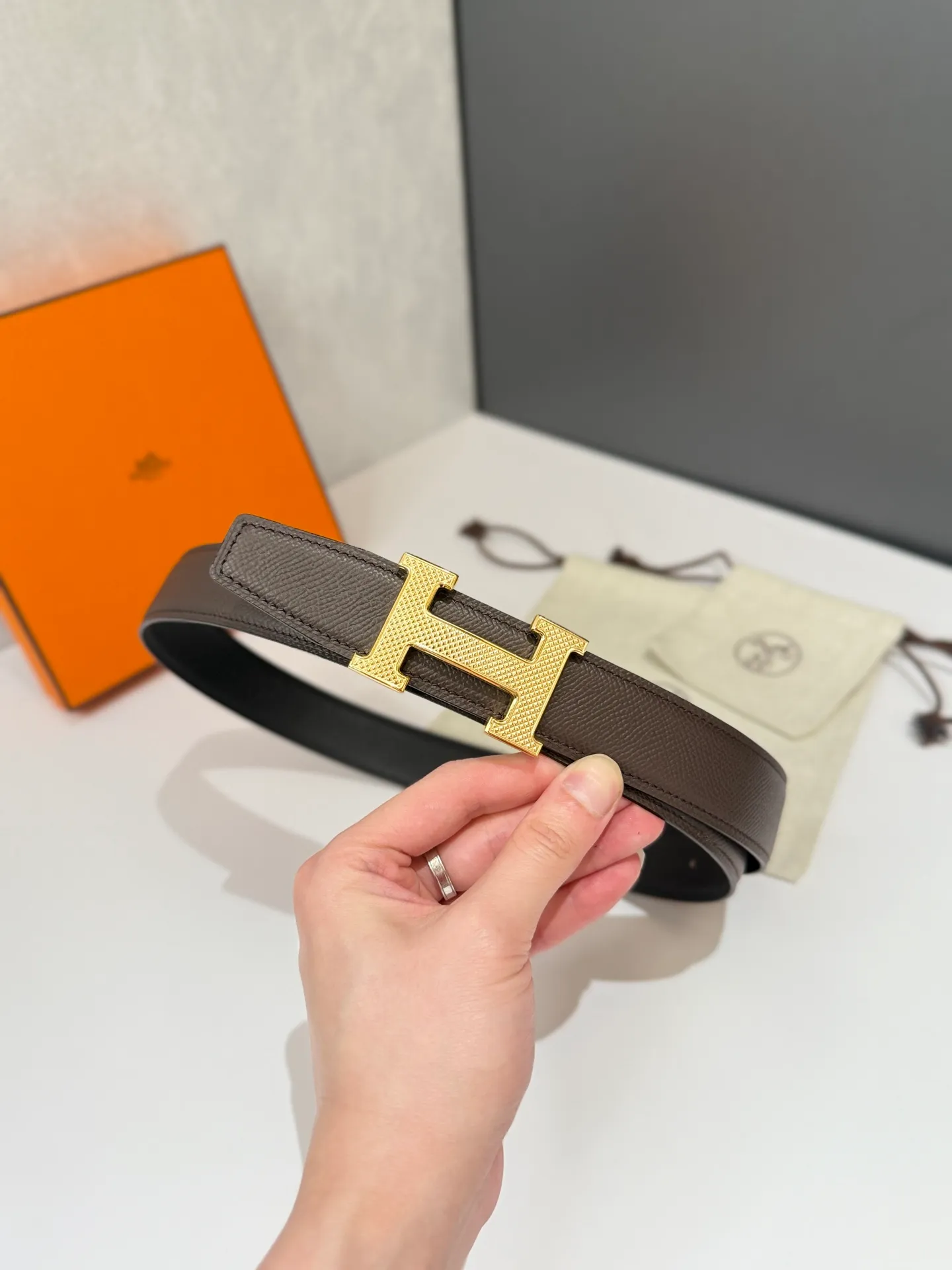 💰480💰Full package💰 💍Purchase level Hermès men's belts are highly respected for their exquisite craftsmanship, high-quality materials and classic designs, and are the top choice among men's fashion accessories. The most iconic design is the button with the "H" logo, which is simple, elegant and highly recognizable, suitable for business and leisure occasions. It is not only a practical accessory, but also a symbol of status and taste. Whether it is a business occasion or casual wear, it can add a sense of luxury and sophistication to the overall look ❤️32MM❤️