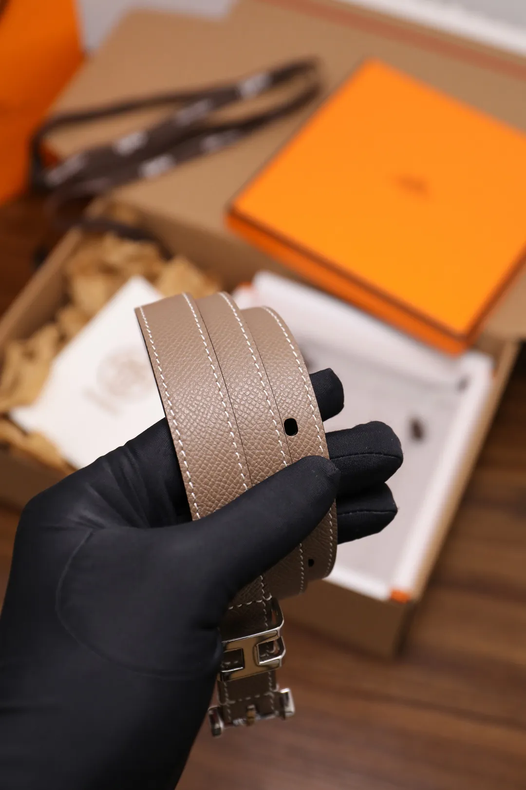 💰480💰Full package💰 💍Purchase level Hermès ⚡️🌹Ladies belt, width 2.0CM, top layer EP palm print calfskin with imported leather sole, fine workmanship, good quality. It's the perfect choice to pair with dresses and casual pants. Color; three colors, buckle: gold, silver, size: 90-110CM