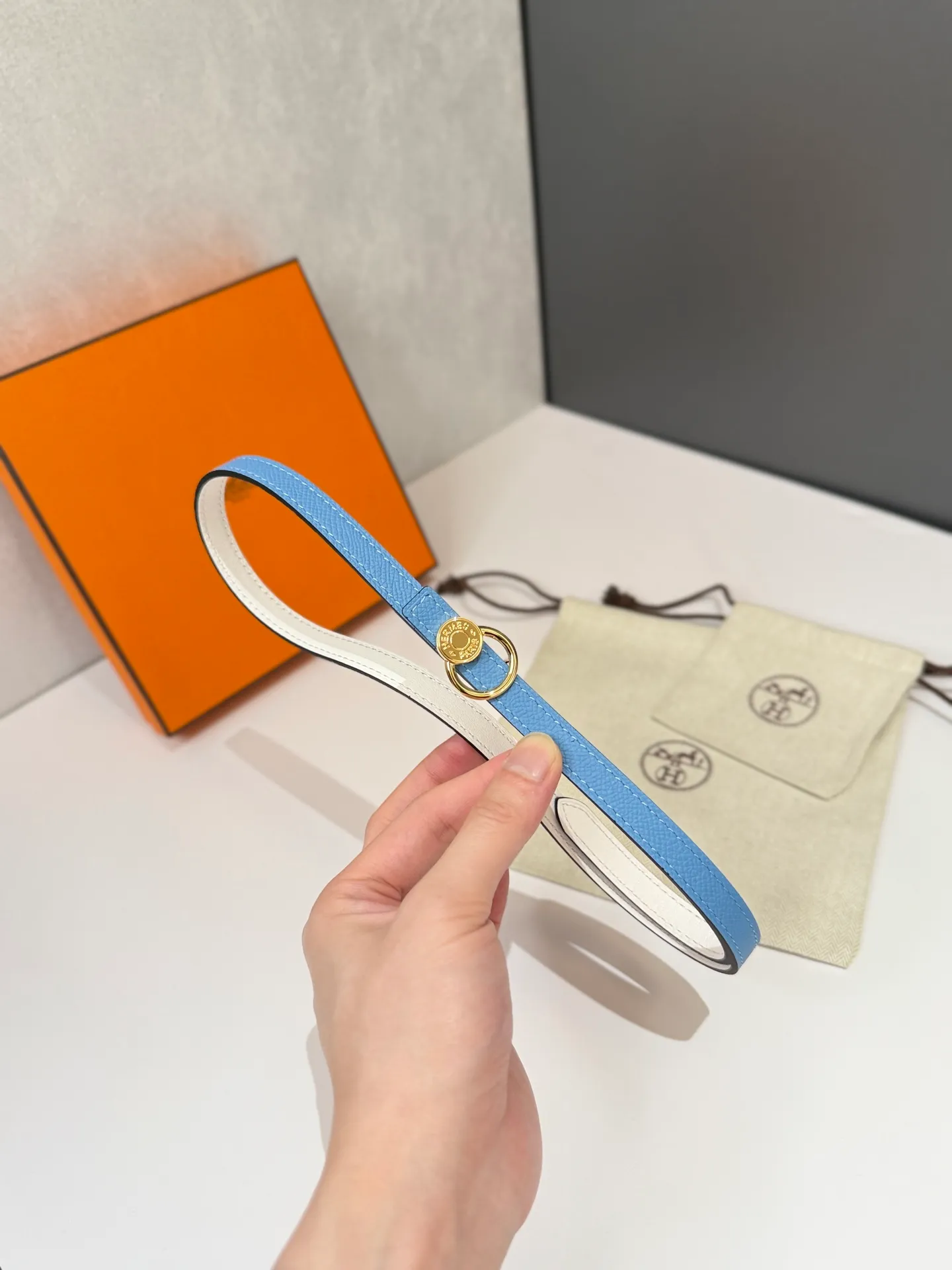 💰420💰Full package💰 💍Purchase level Hermès women's belts are famous for their high-quality materials, exquisite craftsmanship and classic design. It is not only a practical accessory, but also a symbol of taste and status. Whether it is daily wear or formal occasions, it can add highlights to the overall look. ❤️Width 13MM❤️