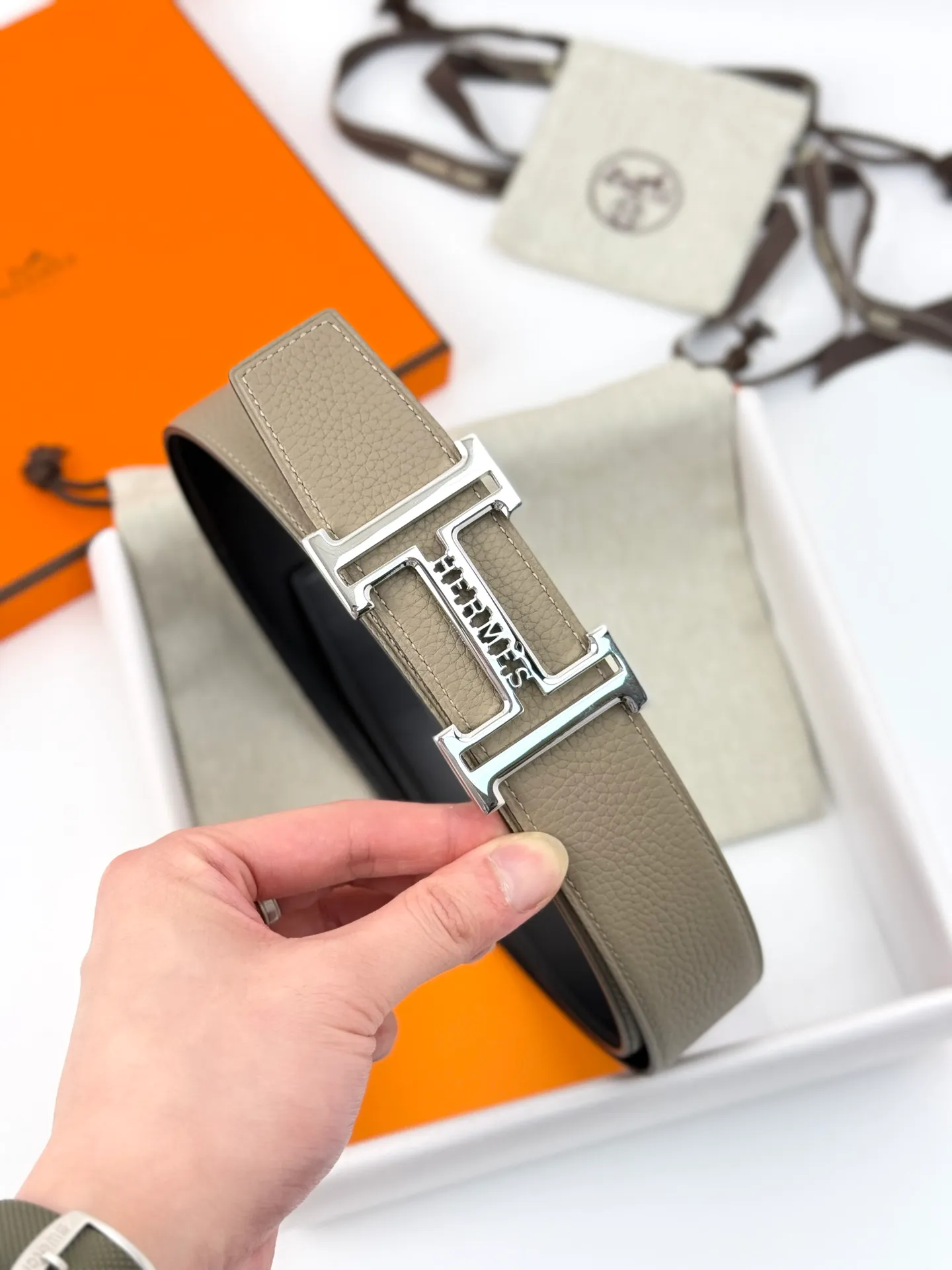 ❤️H 5382 Belt-Togo-38MM ❤️ 💰480💰Full package💰 💍Purchase level Hermès men's belts are highly respected for their exquisite craftsmanship, high-quality materials and classic designs, and are the top choice among men's fashion accessories. The most iconic design is the button with the "H" logo, which is simple, elegant and highly recognizable, suitable for business and leisure occasions. It is not only a practical accessory, but also a symbol of status and taste. Whether it is a business occasion or casual wear, it can add a sense of luxury and sophistication to the overall look.