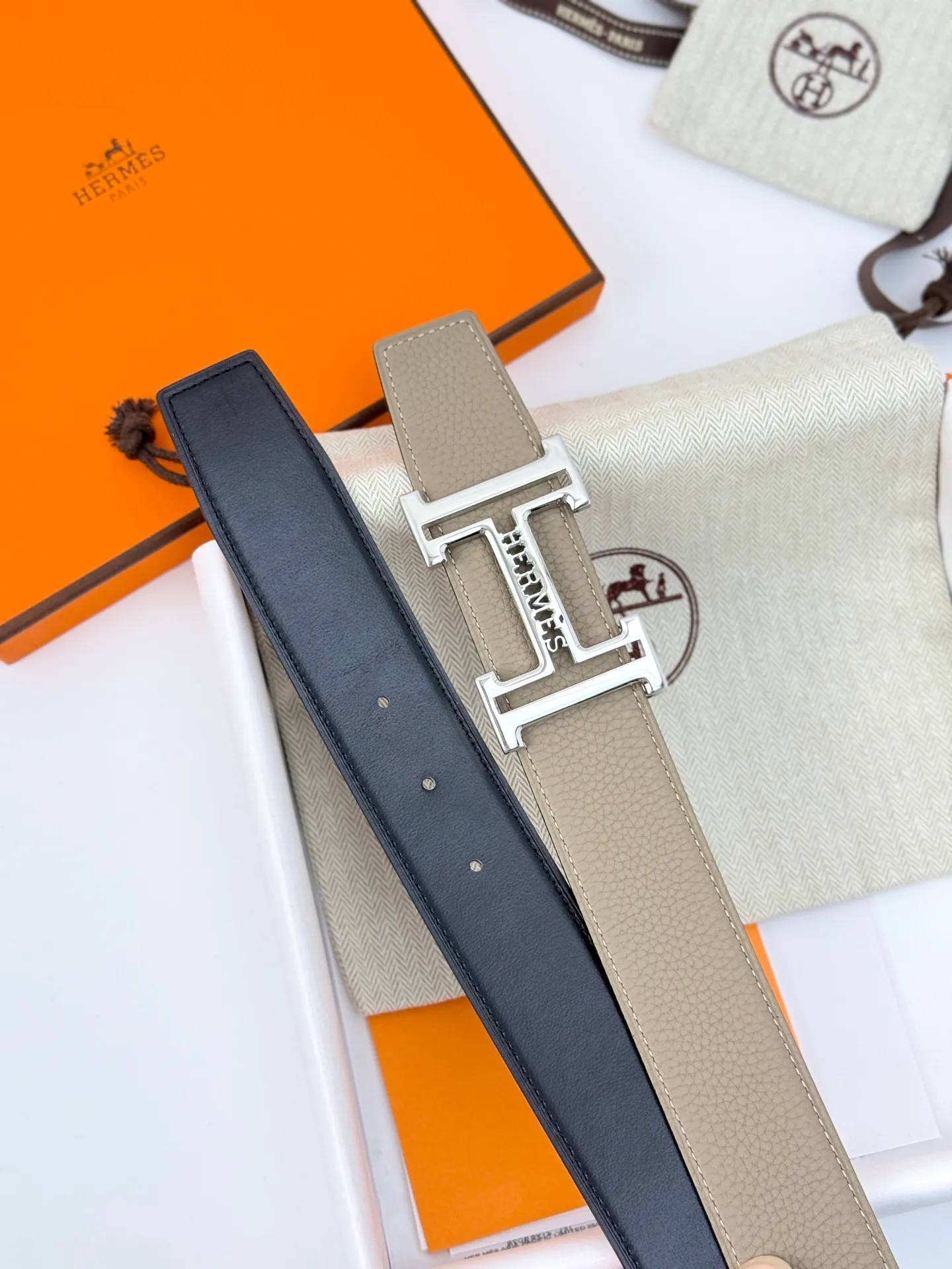 ❤️H 5382 Belt-Togo-38MM ❤️ 💰480💰Full package💰 💍Purchase level Hermès men's belts are highly respected for their exquisite craftsmanship, high-quality materials and classic designs, and are the top choice among men's fashion accessories. The most iconic design is the button with the "H" logo, which is simple, elegant and highly recognizable, suitable for business and leisure occasions. It is not only a practical accessory, but also a symbol of status and taste. Whether it is a business occasion or casual wear, it can add a sense of luxury and sophistication to the overall look.