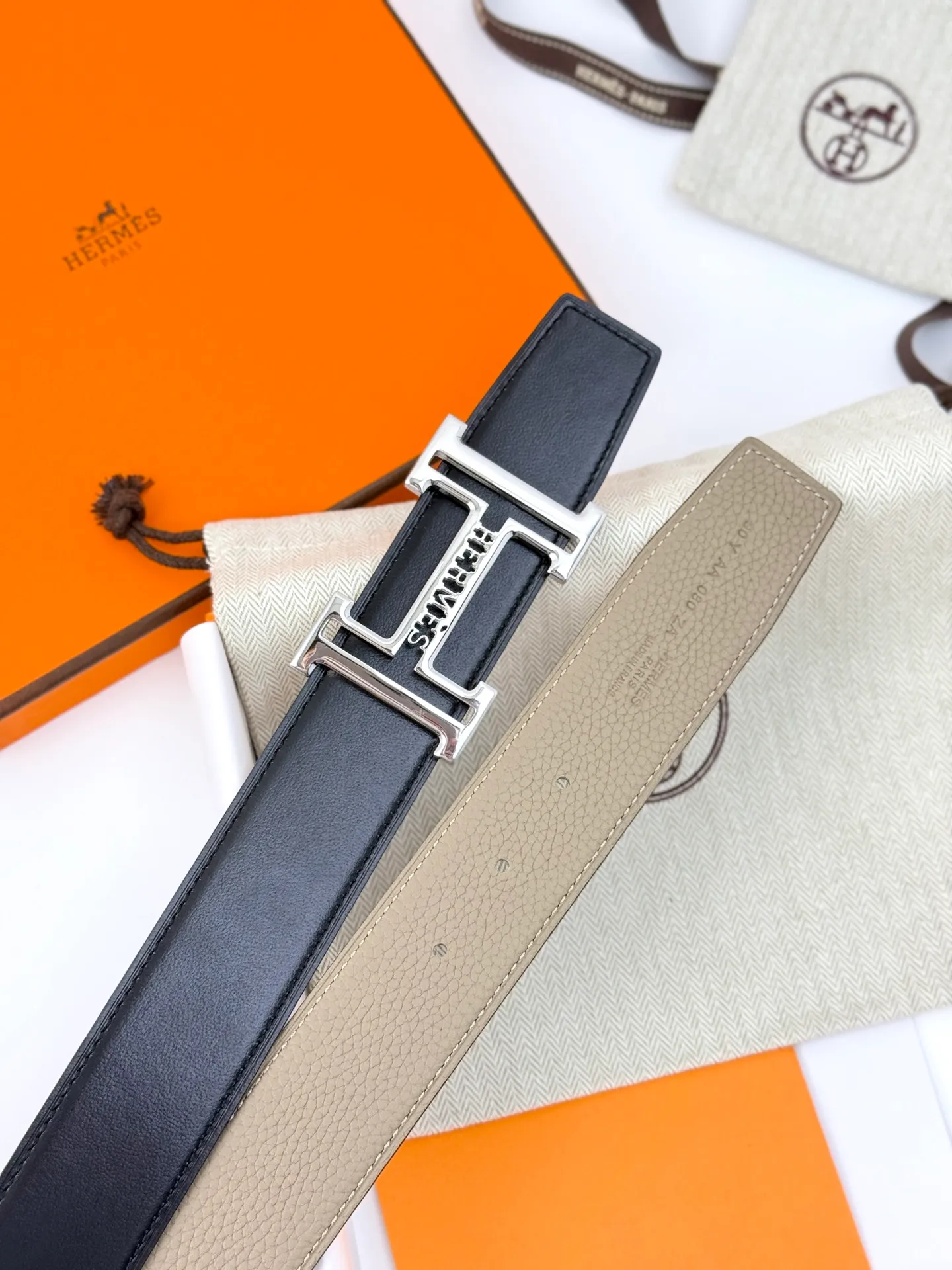 ❤️H 5382 Belt-Togo-38MM ❤️ 💰480💰Full package💰 💍Purchase level Hermès men's belts are highly respected for their exquisite craftsmanship, high-quality materials and classic designs, and are the top choice among men's fashion accessories. The most iconic design is the button with the "H" logo, which is simple, elegant and highly recognizable, suitable for business and leisure occasions. It is not only a practical accessory, but also a symbol of status and taste. Whether it is a business occasion or casual wear, it can add a sense of luxury and sophistication to the overall look.