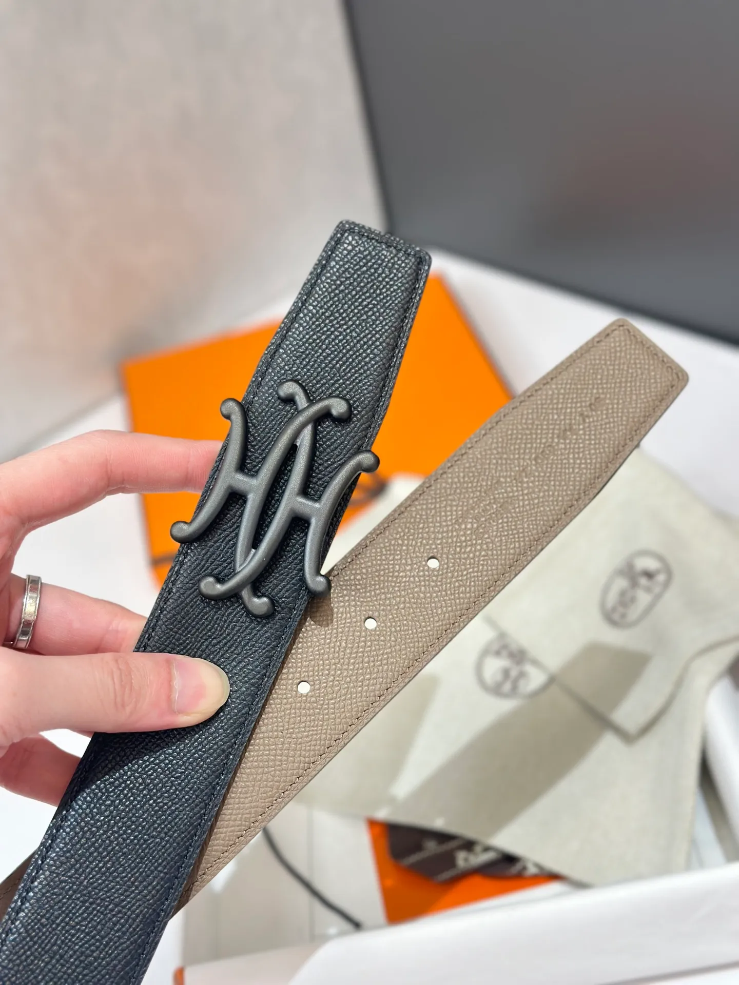 💰480💰Full package💰 💍Purchase level Hermès men's belts are highly respected for their exquisite craftsmanship, high-quality materials and classic designs, and are the top choice among men's fashion accessories. The most iconic design is the button with the "H" logo, which is simple, elegant and highly recognizable, suitable for business and leisure occasions. It is not only a practical accessory, but also a symbol of status and taste. Whether it is for business occasions or casual wear, it can add a sense of luxury and sophistication to the overall look.